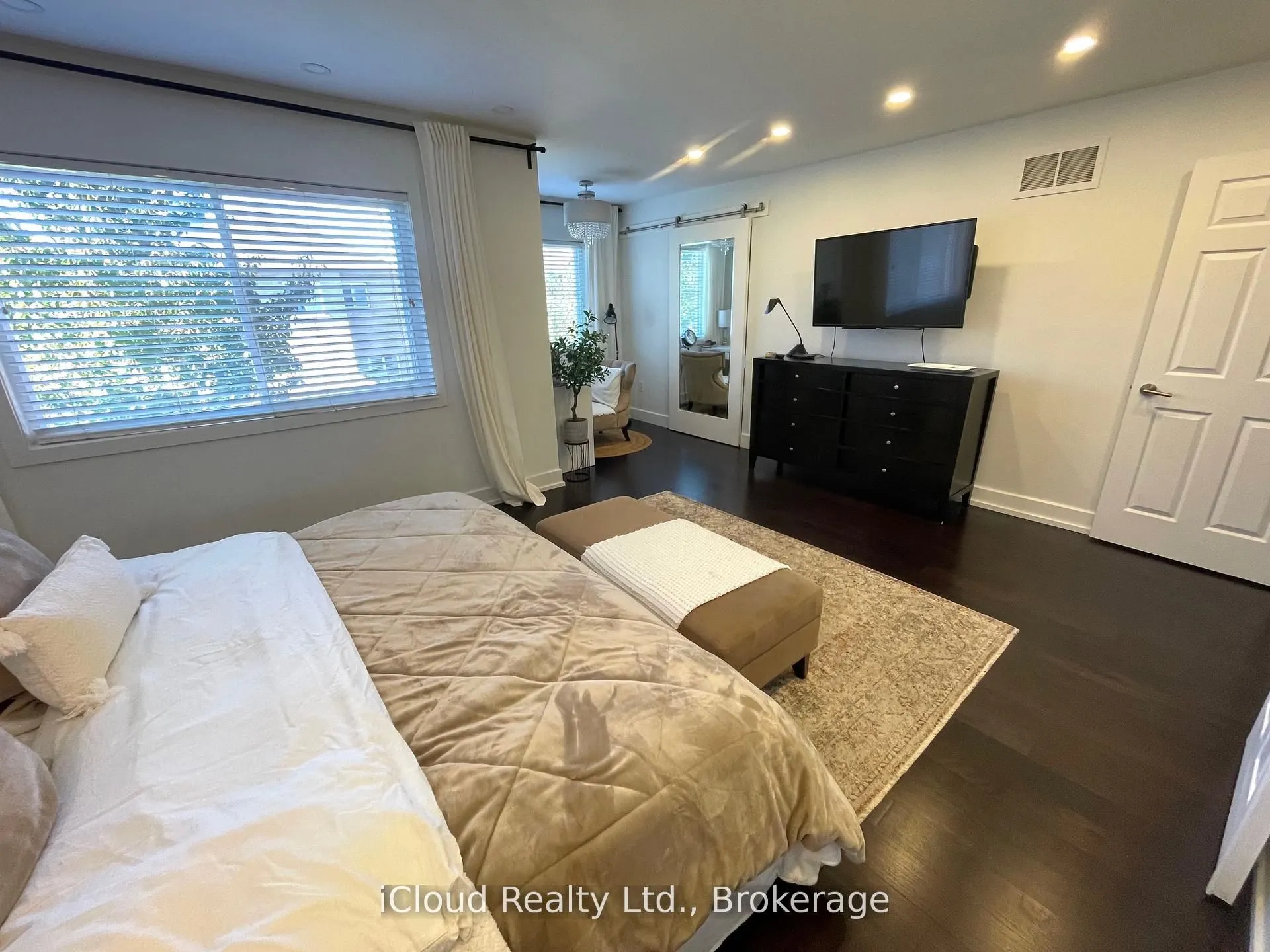 22 Fallgate Drive