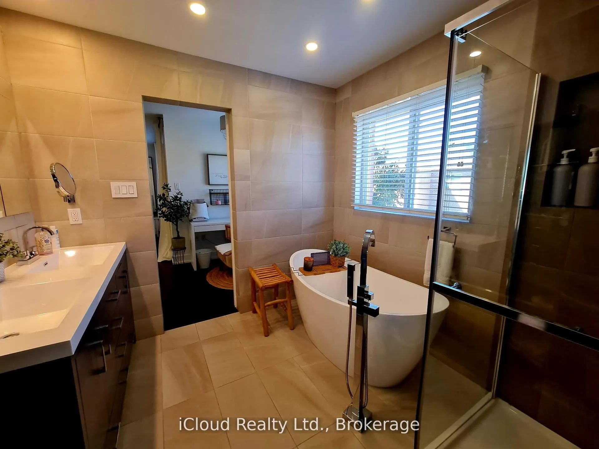 22 Fallgate Drive