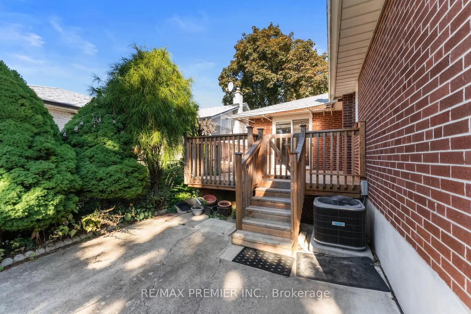 219 La Rose Avenue