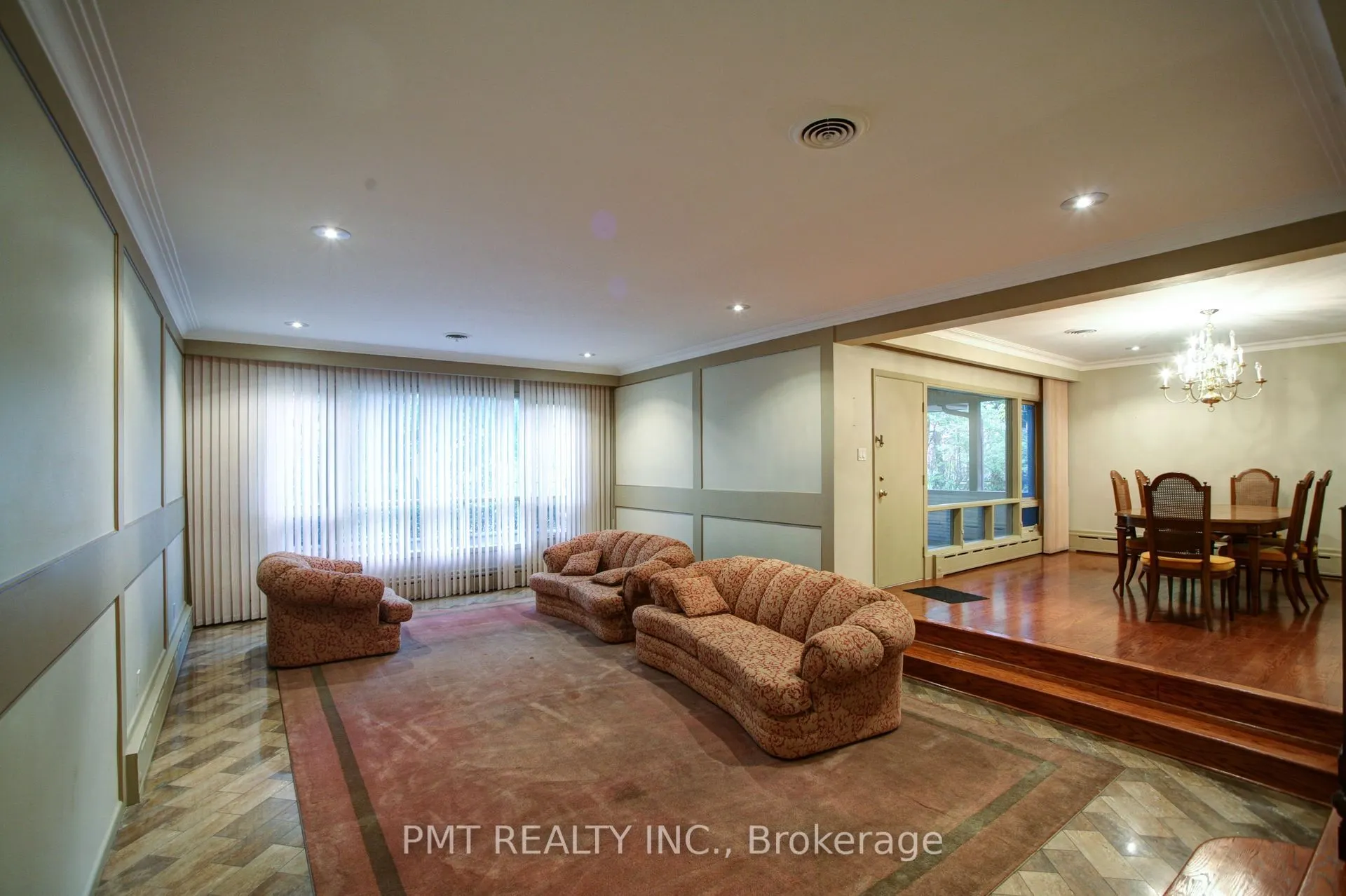 16 Carousel Court