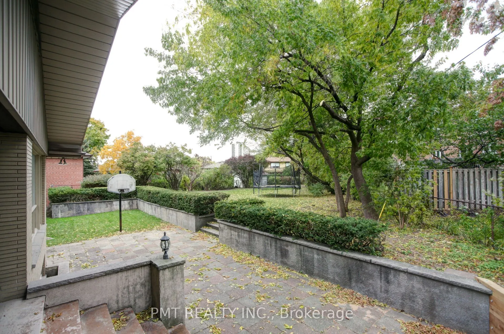 16 Carousel Court