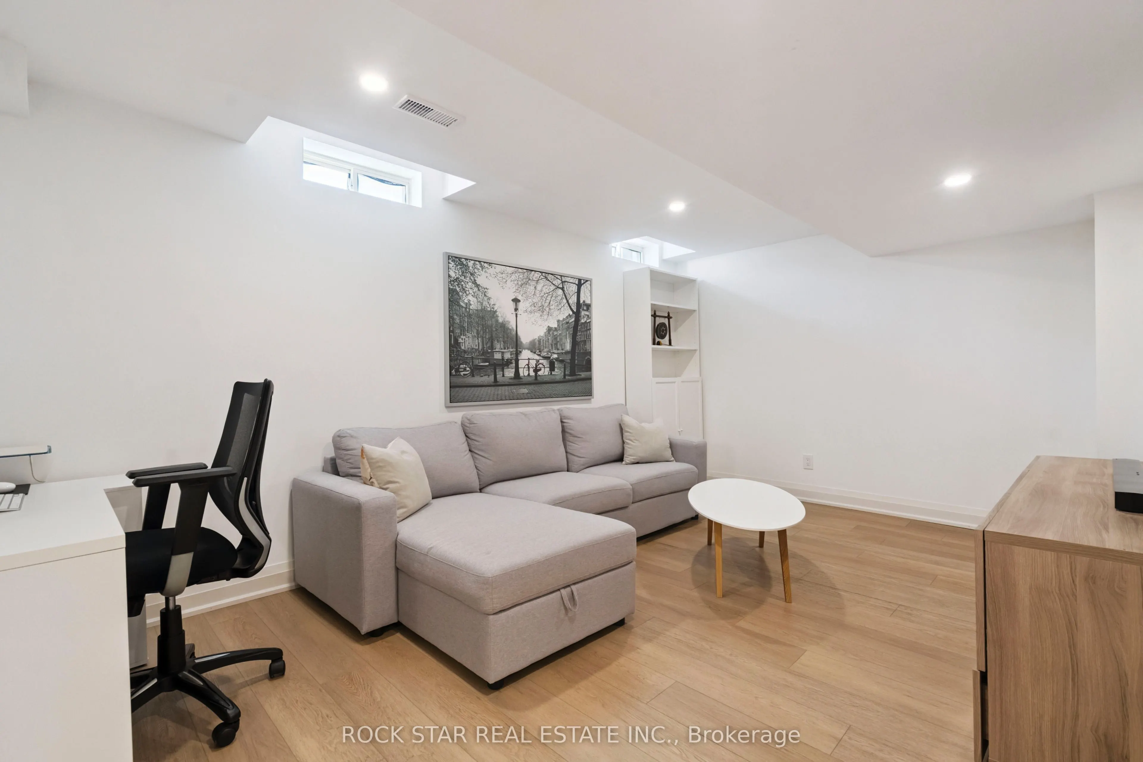2438 Baintree Crescent
