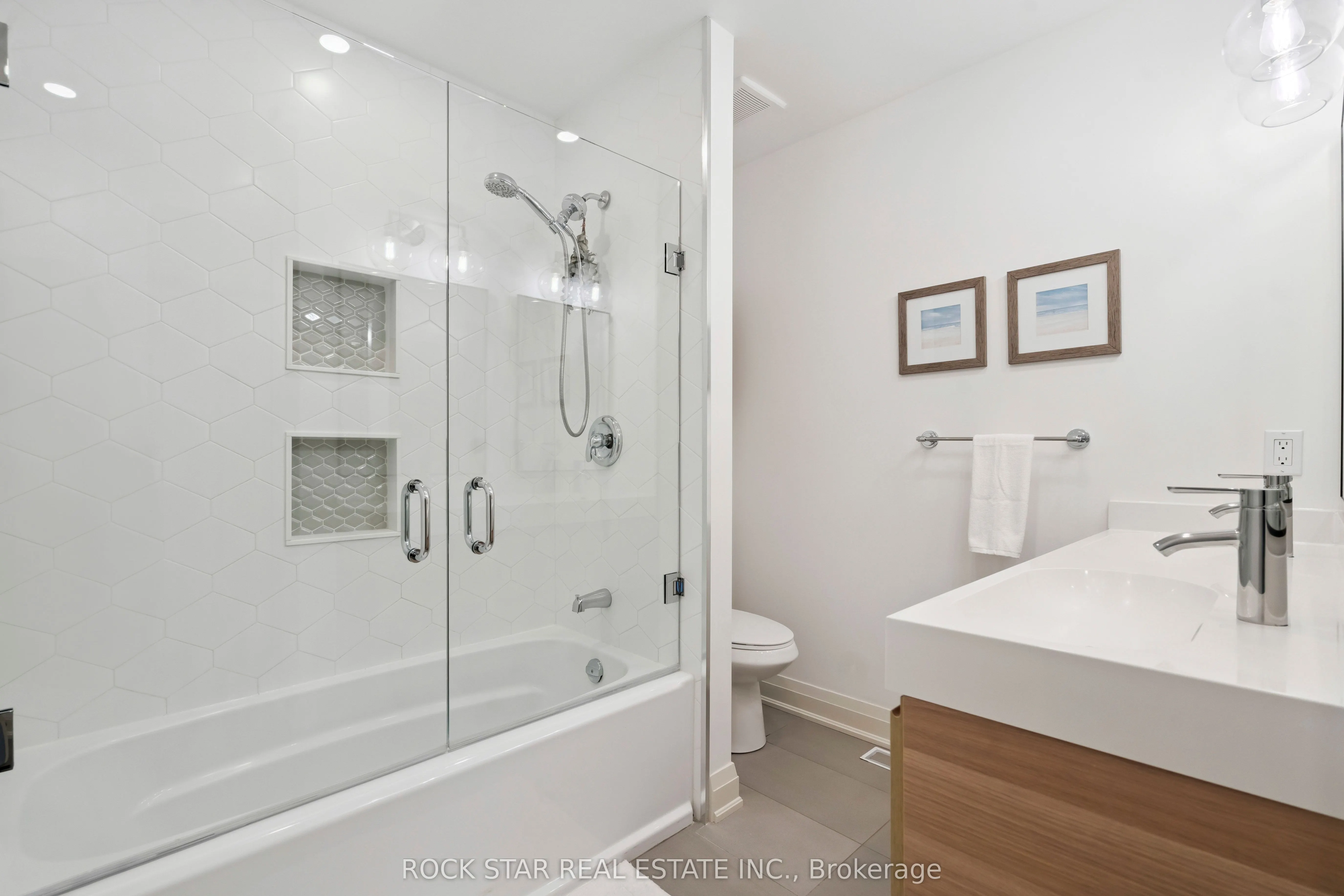 2438 Baintree Crescent