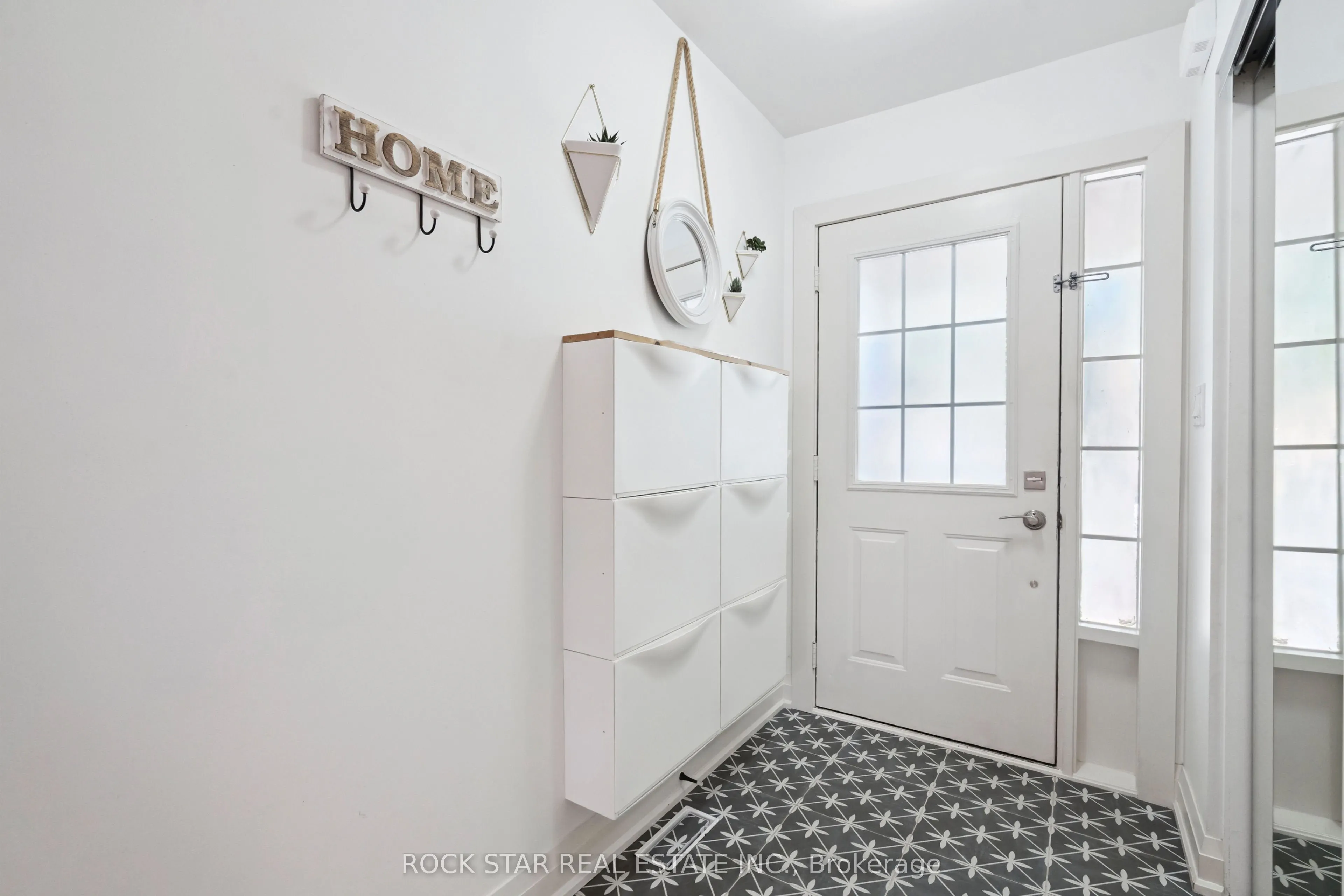 2438 Baintree Crescent