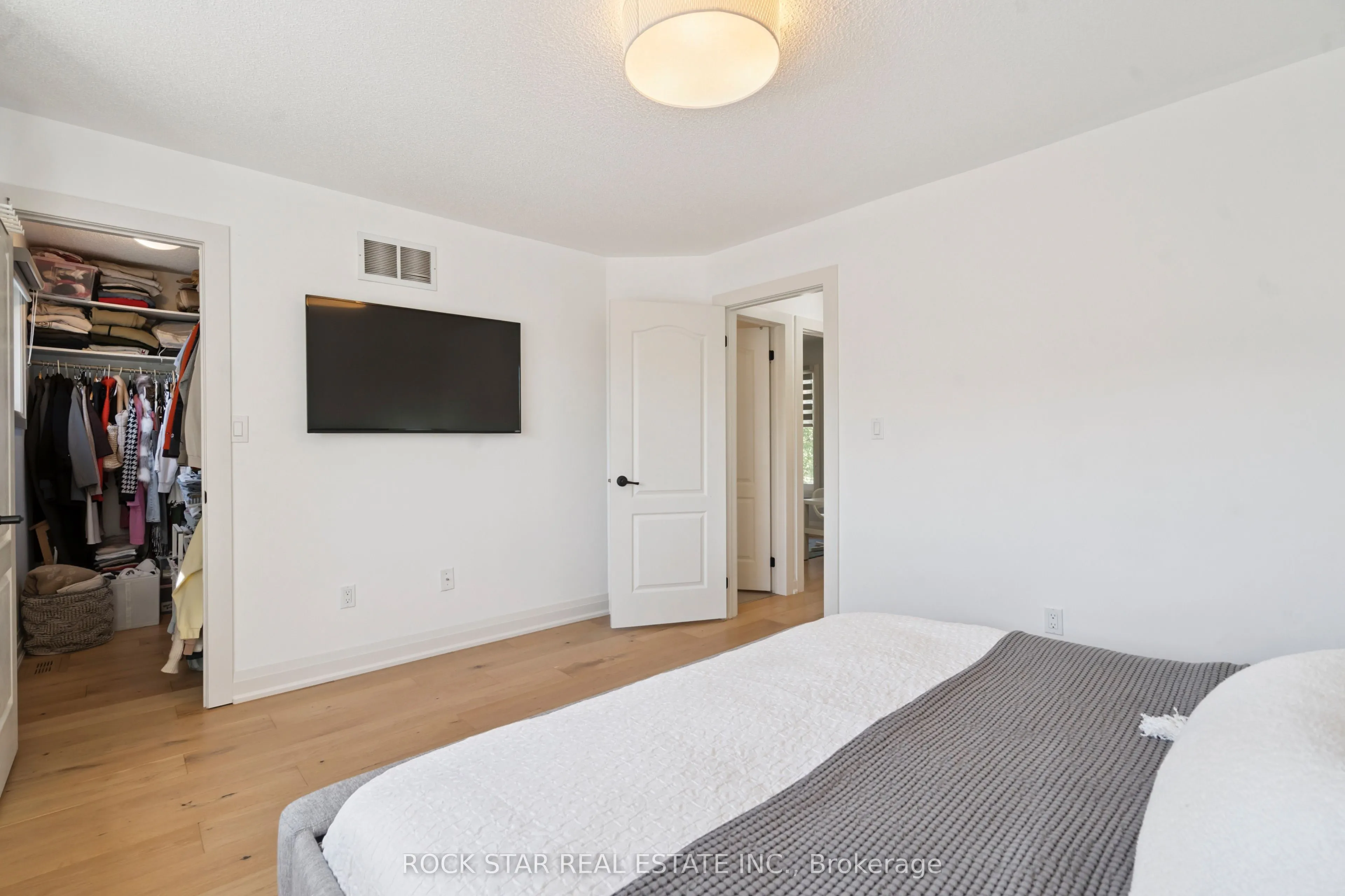 2438 Baintree Crescent