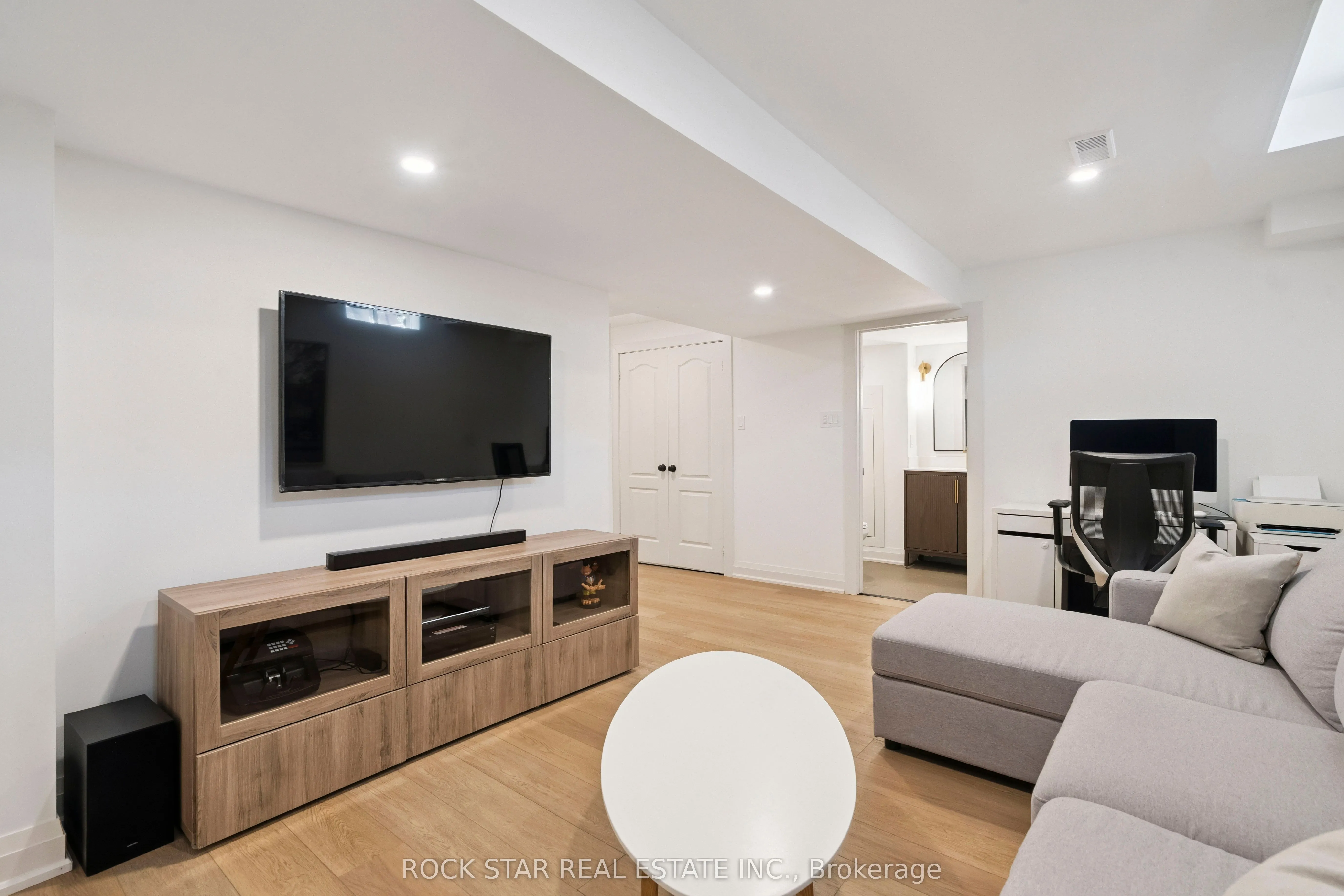 2438 Baintree Crescent