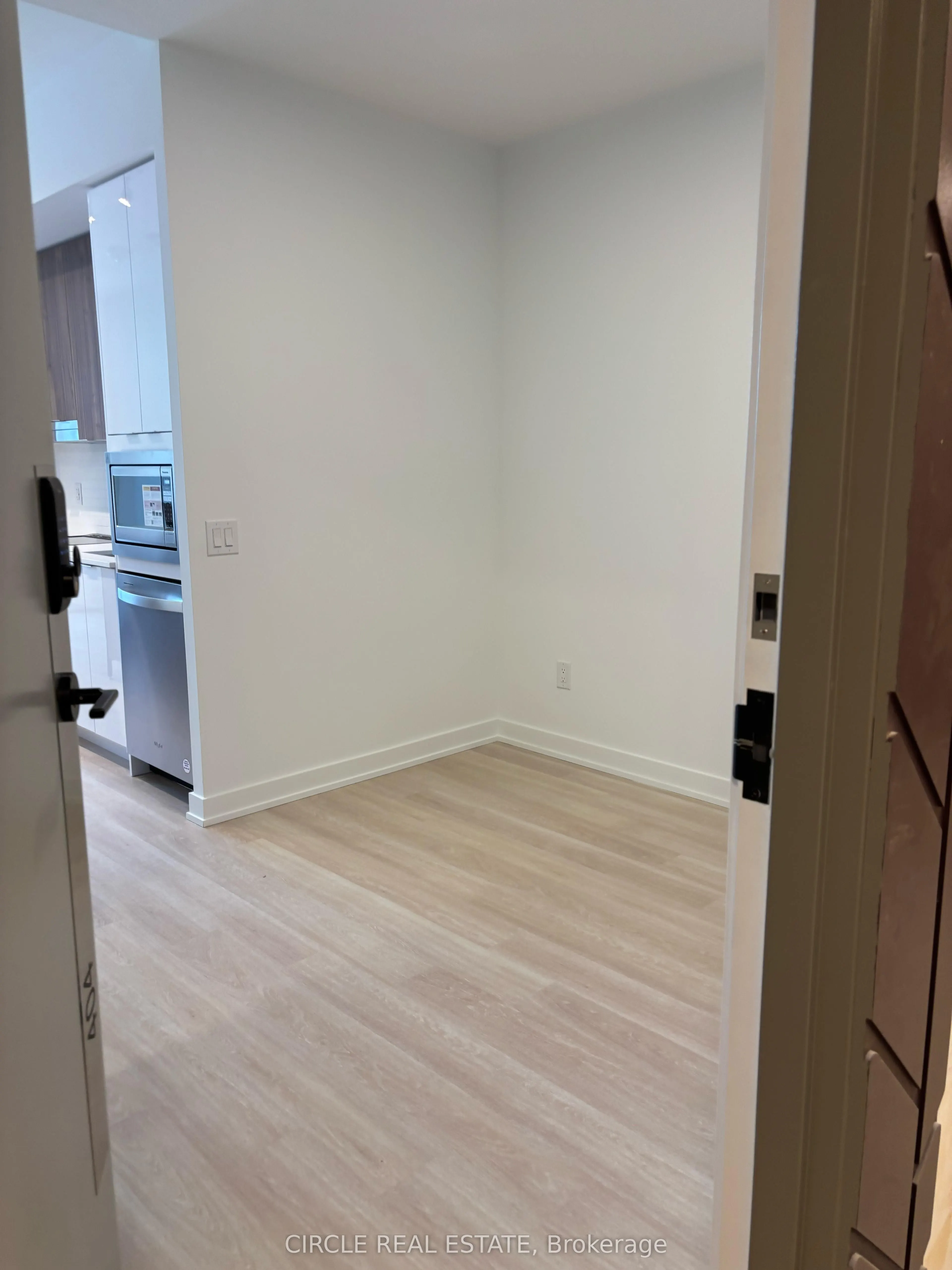 5105 Hurontario Street, #404