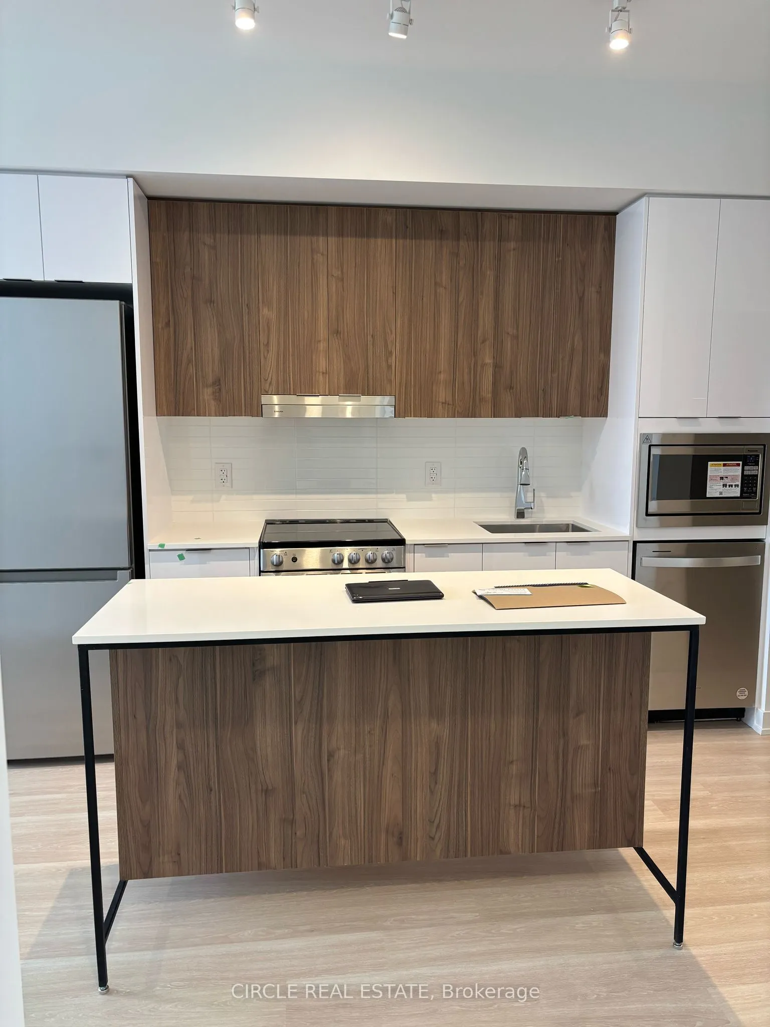 5105 Hurontario Street, #404