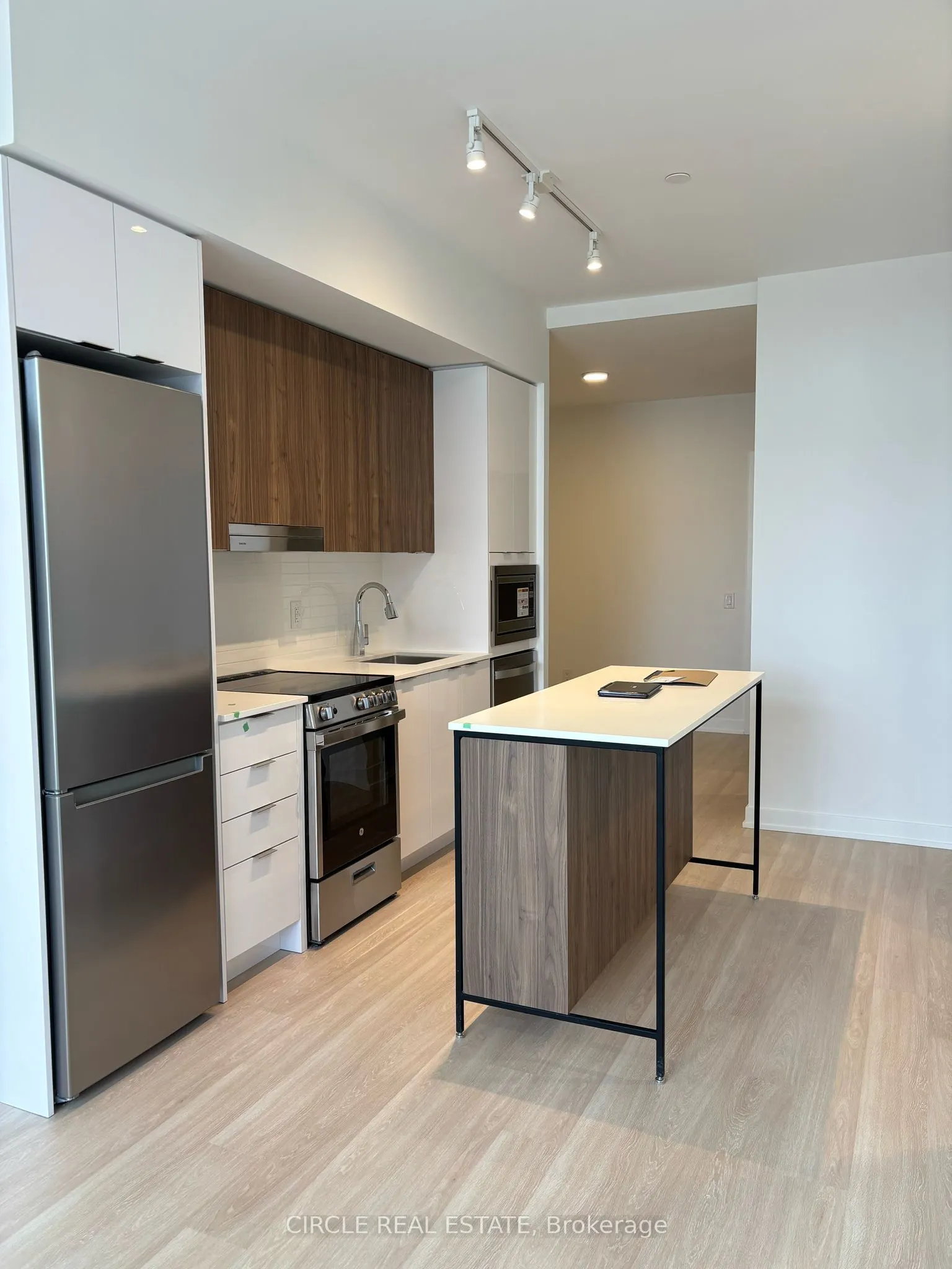 5105 Hurontario Street, #404