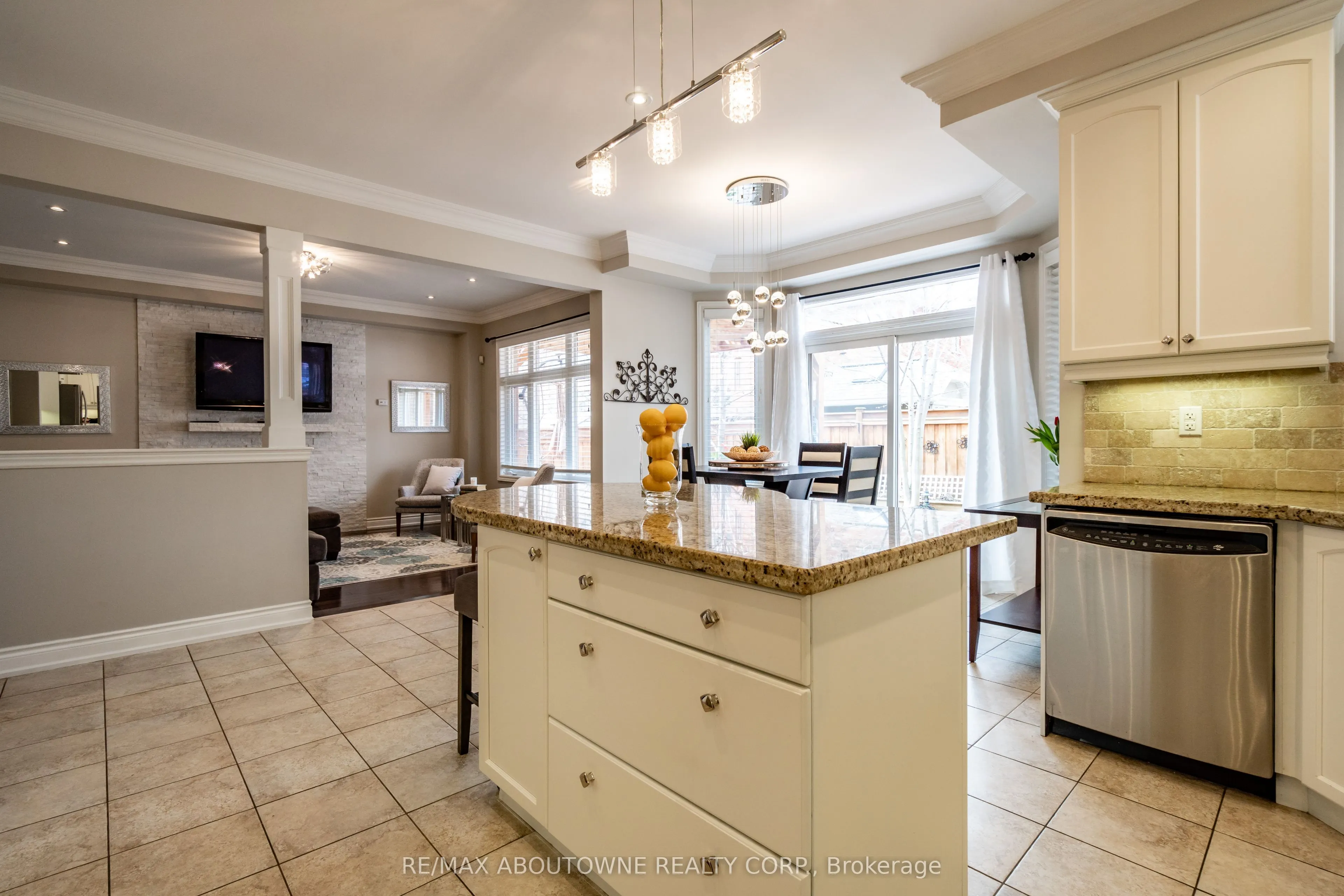 2270 Gladacres Lane