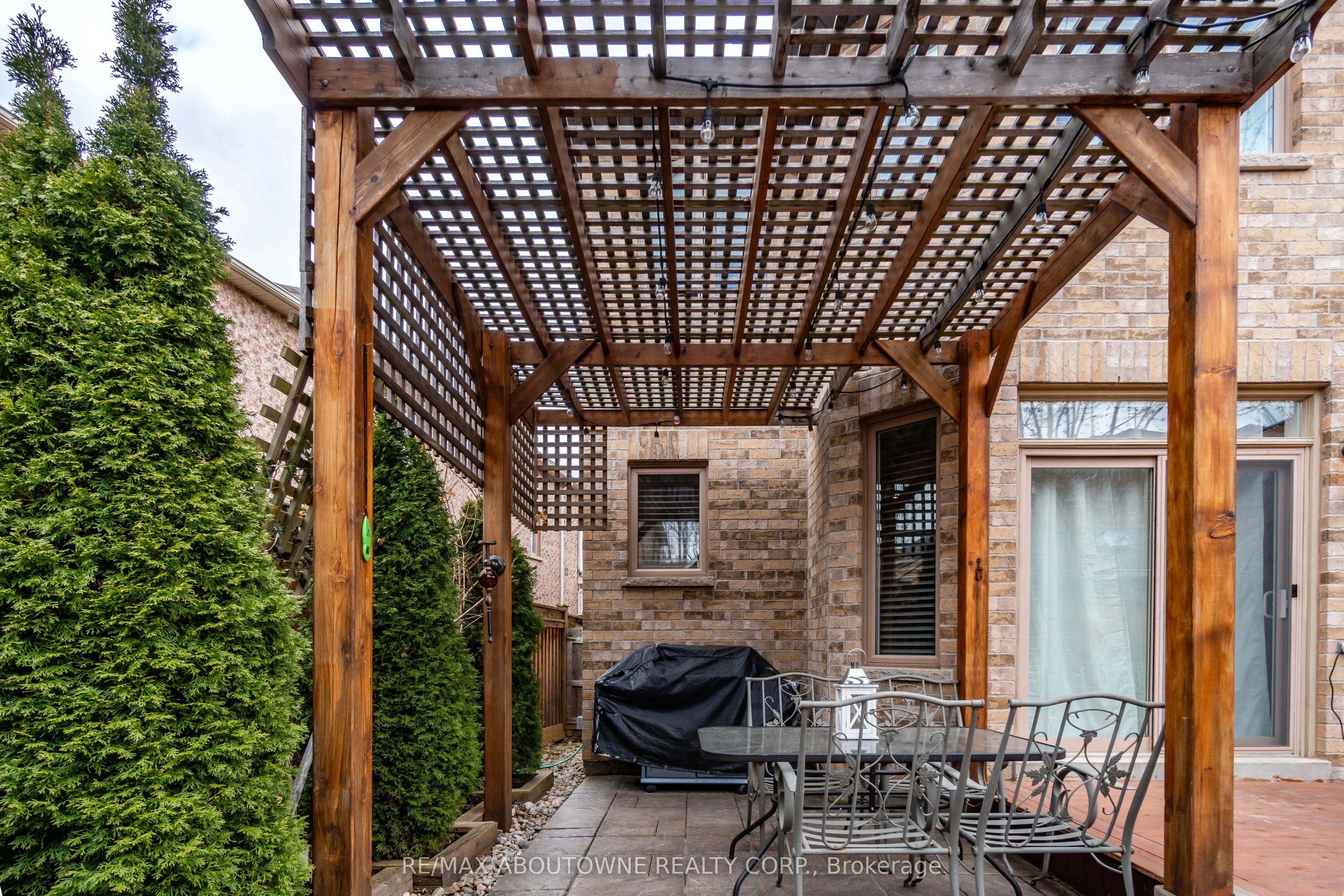 2270 Gladacres Lane