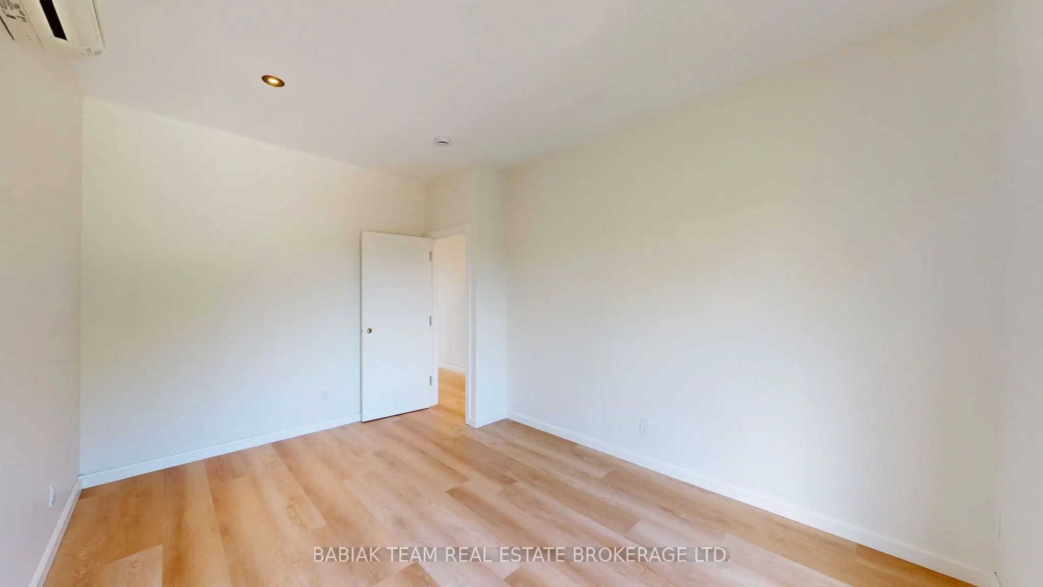 3212 Dundas Street W, #301