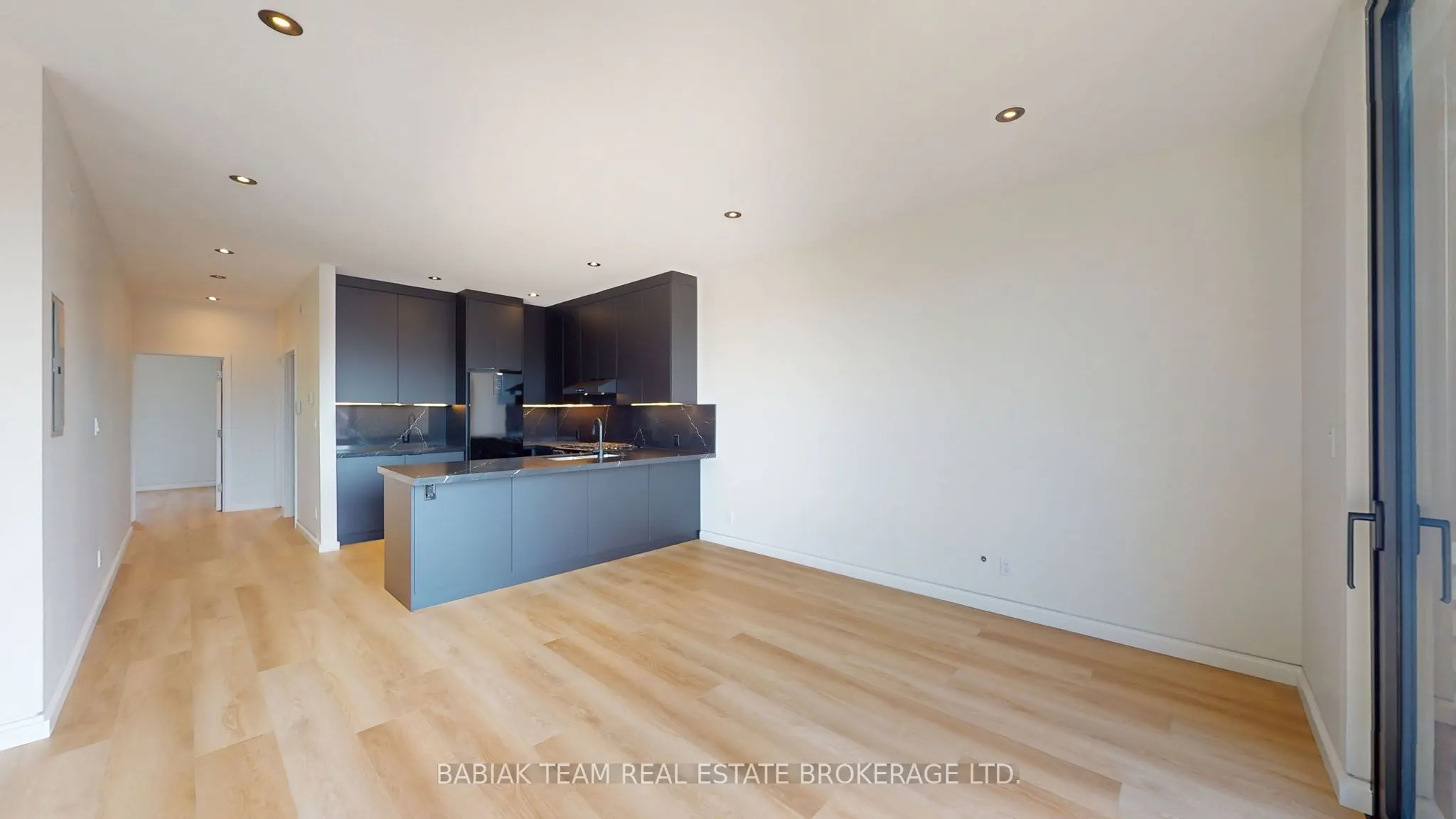 3212 Dundas Street W, #301
