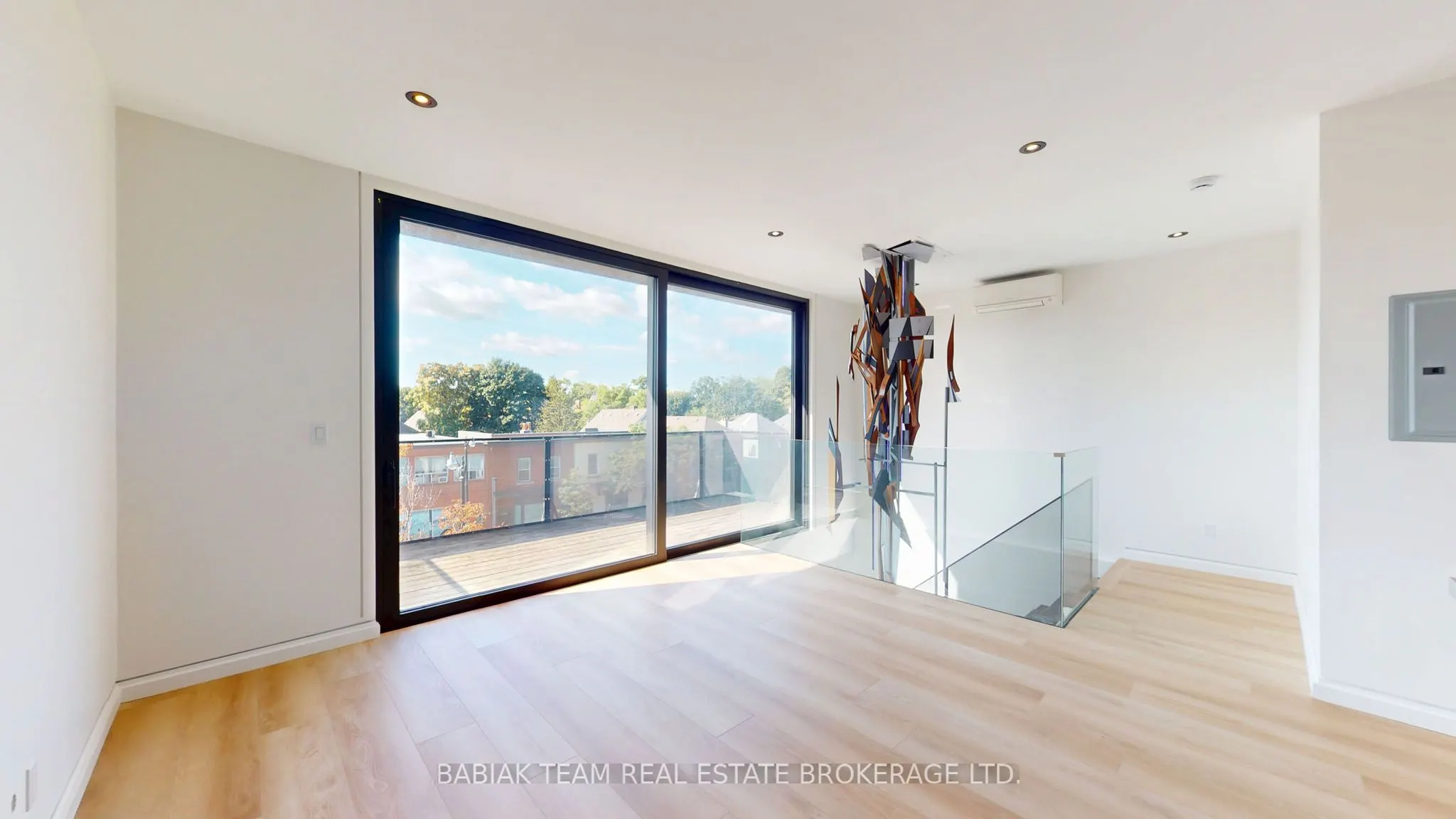 3212 Dundas Street W, #301