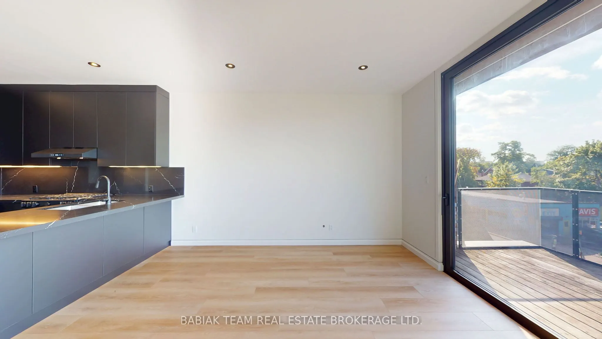3212 Dundas Street W, #301