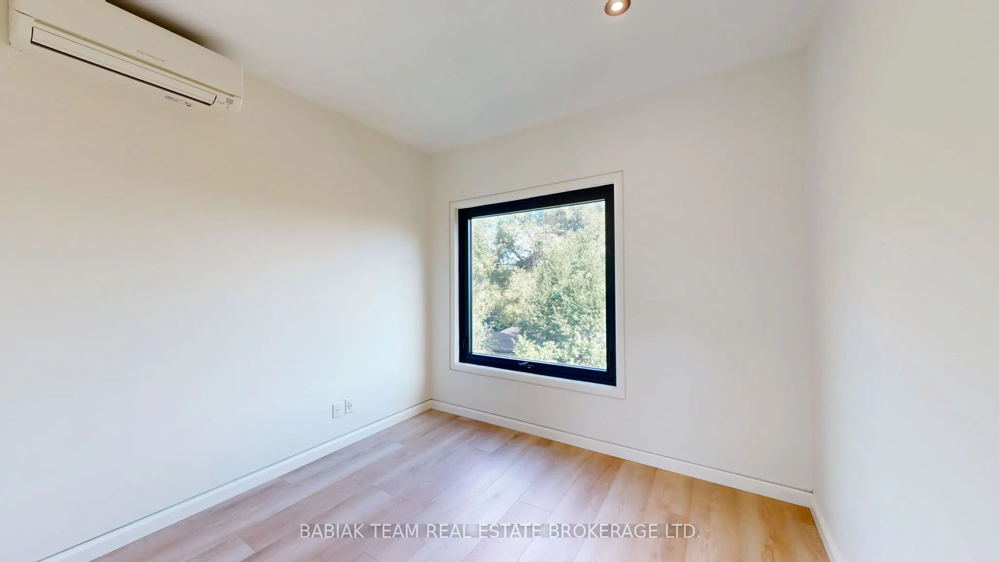 3212 Dundas Street W, #301