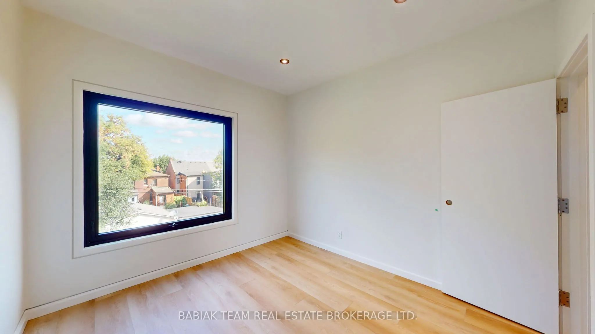 3212 Dundas Street W, #301