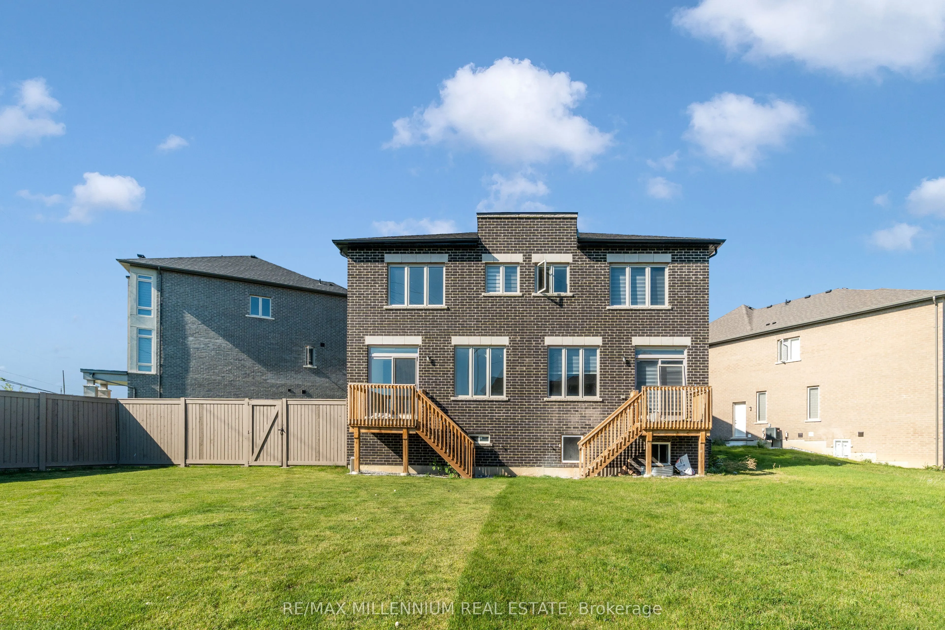 77 Donald Ficht Crescent N