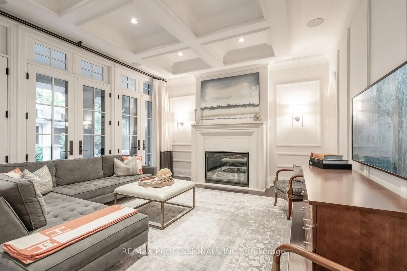 1285 Minaki Road