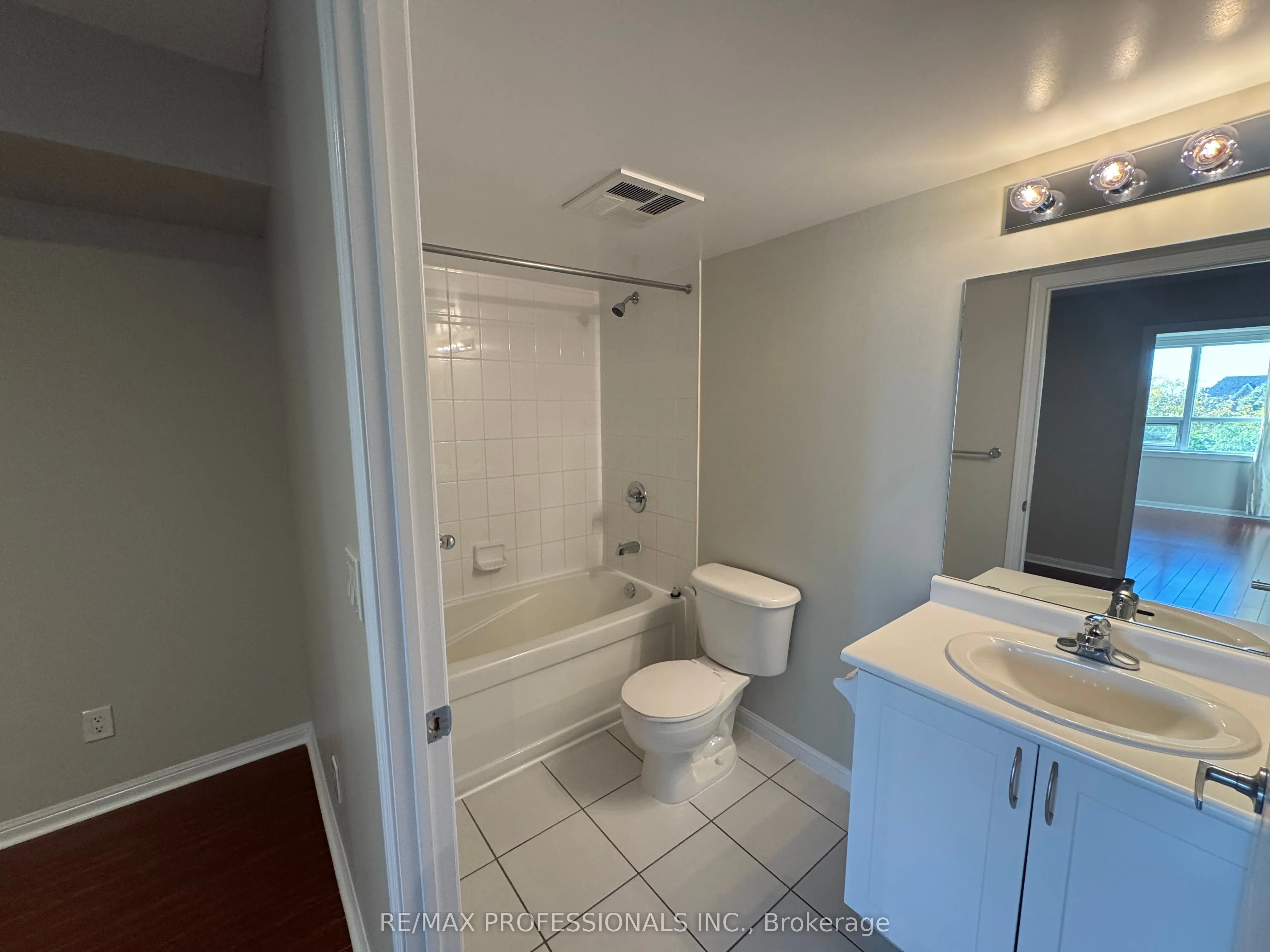 4 Elsinore Path, #208