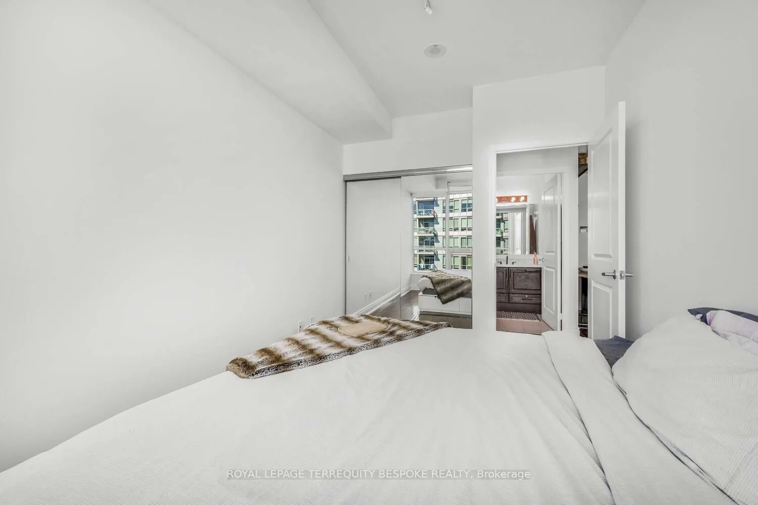 1910 Lake Shore Blvd Boulevard W, #906