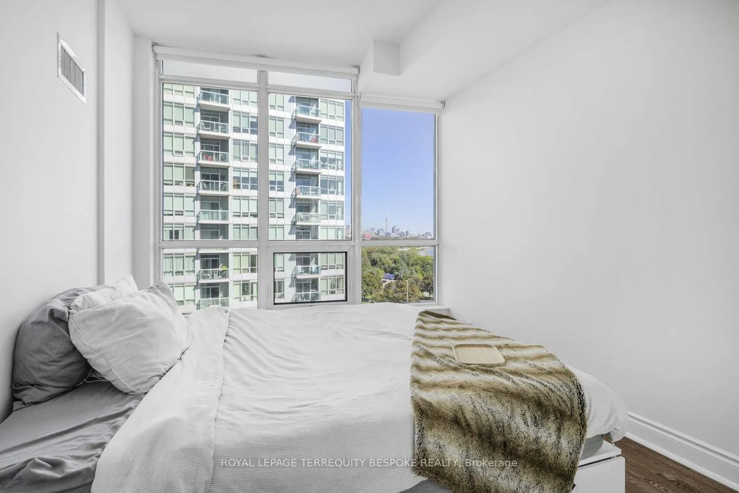 1910 Lake Shore Blvd Boulevard W, #906