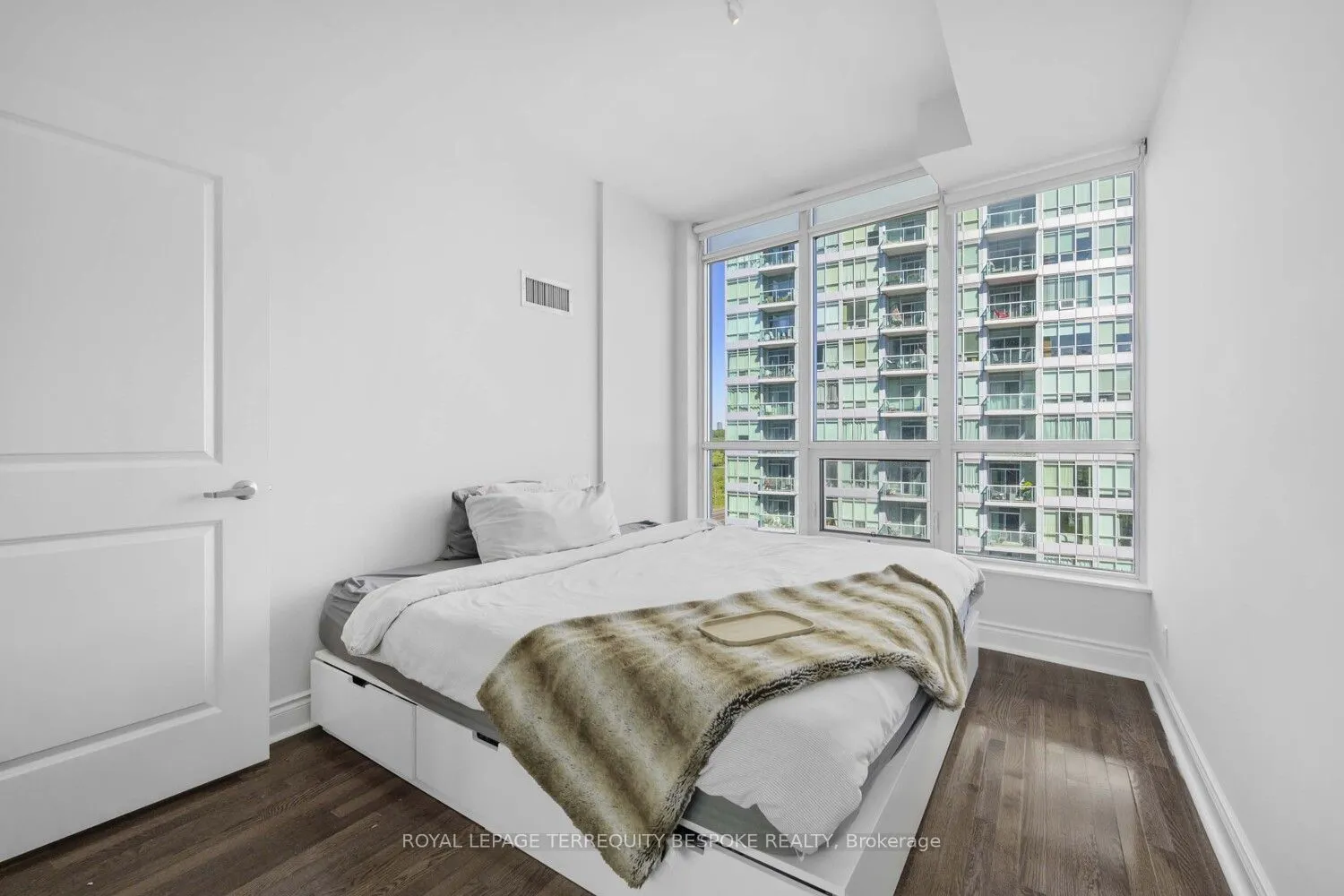 1910 Lake Shore Blvd Boulevard W, #906