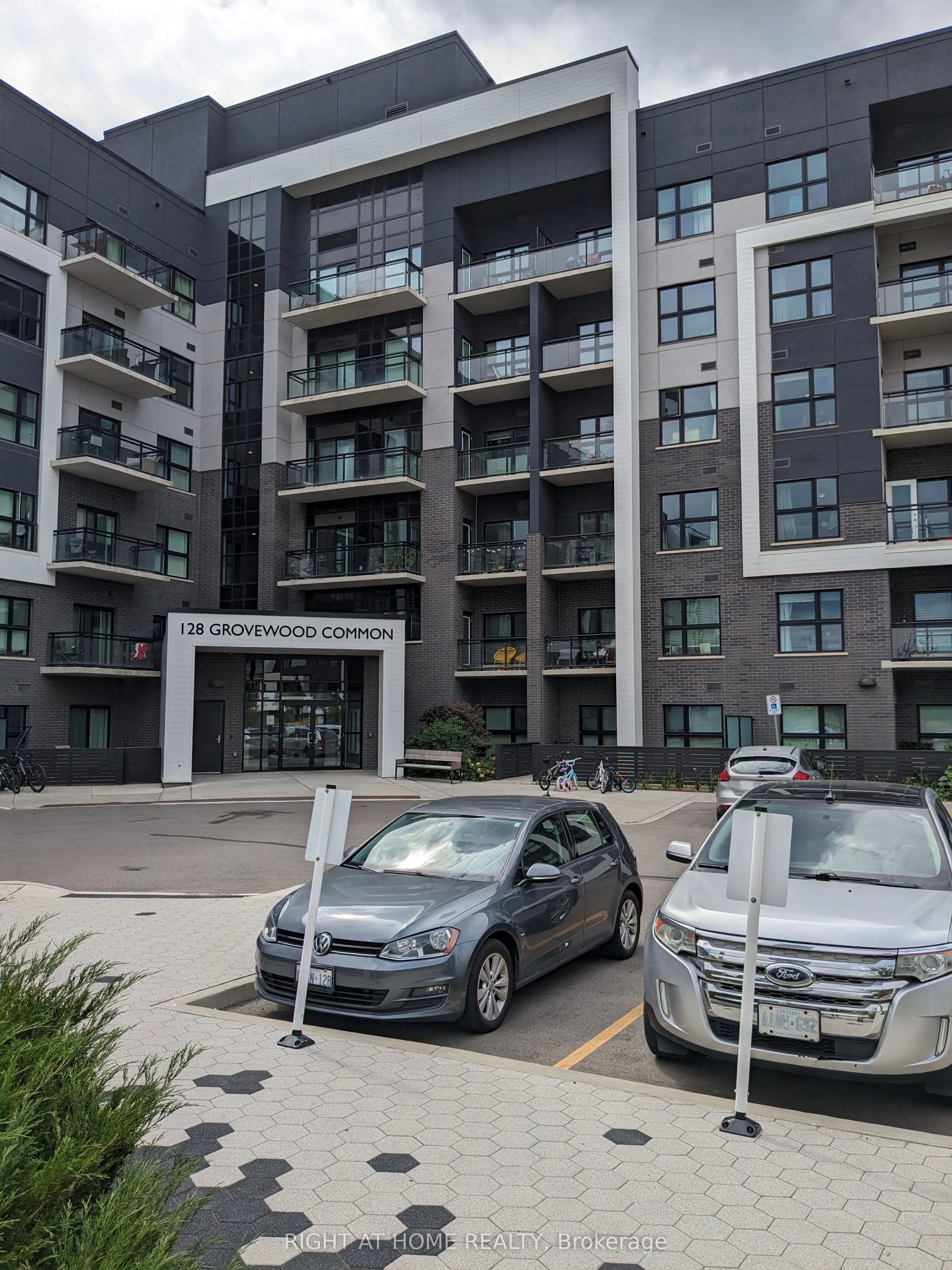 128 Grovewood Common, #327