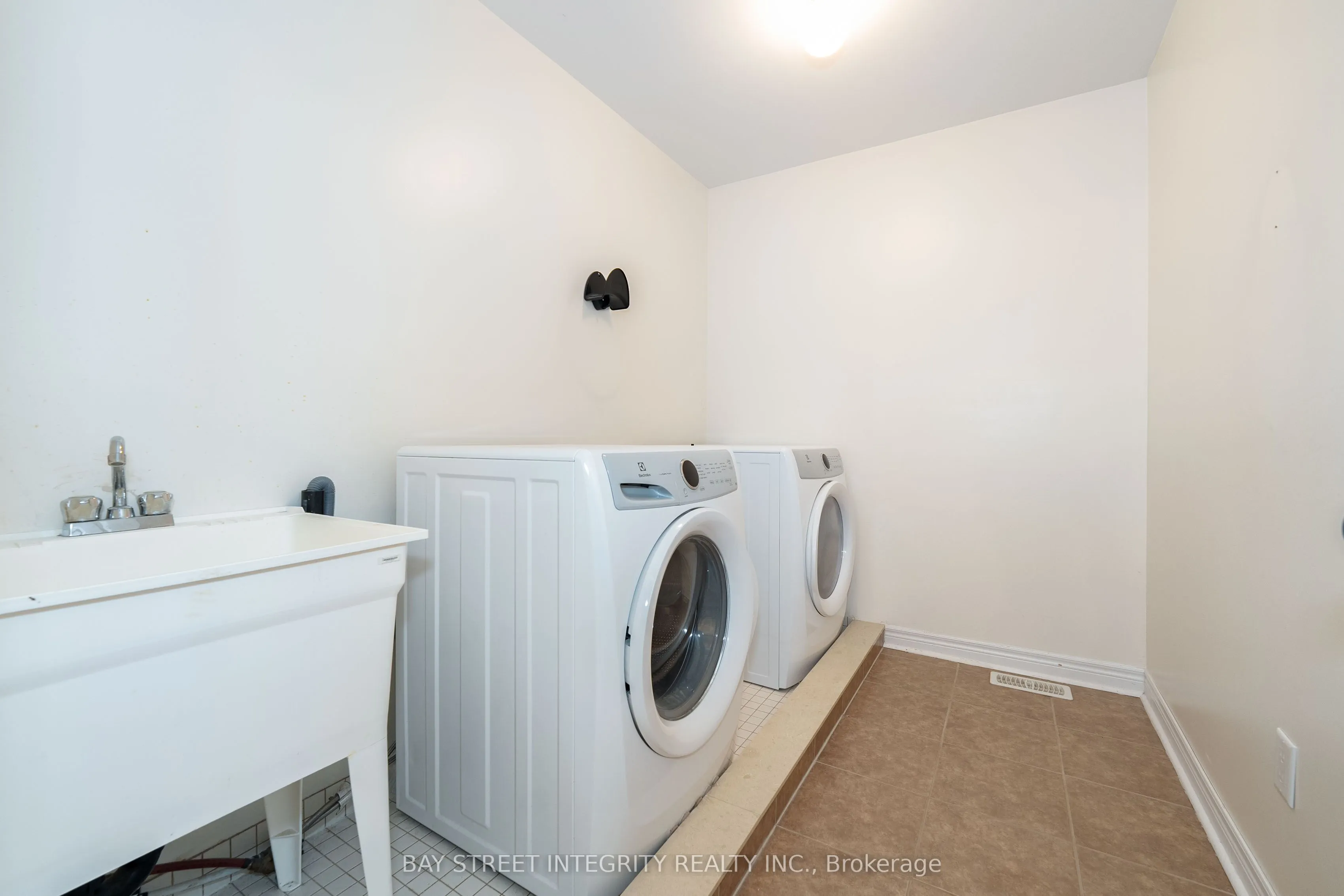 2413 Grand Oak Trail