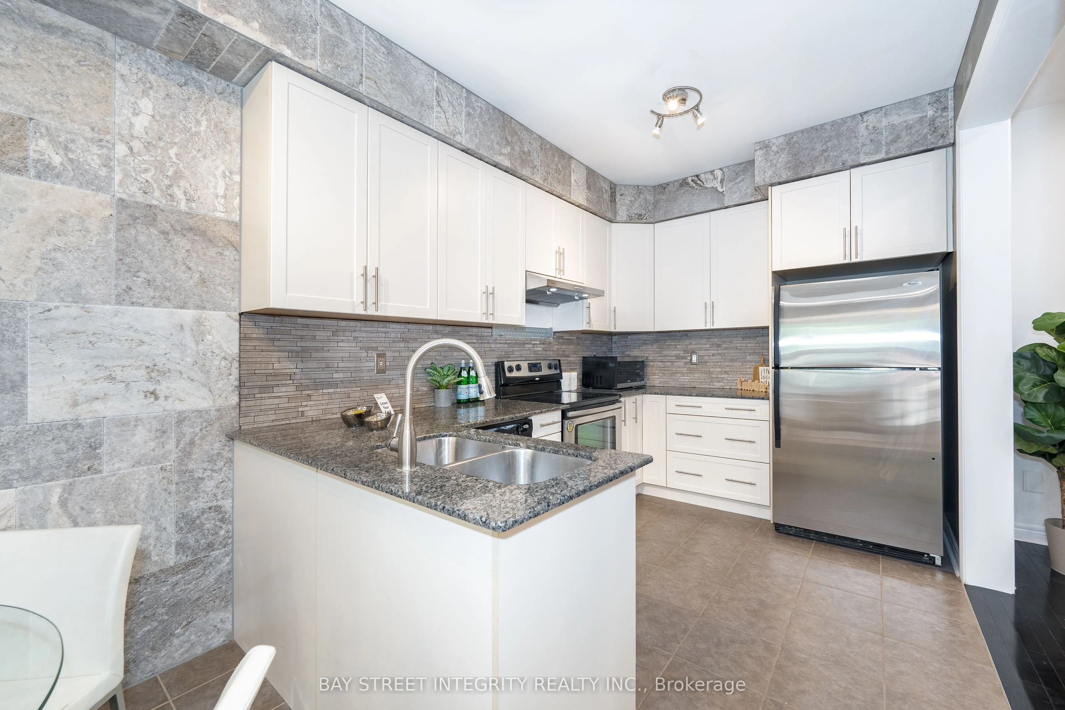 2413 Grand Oak Trail
