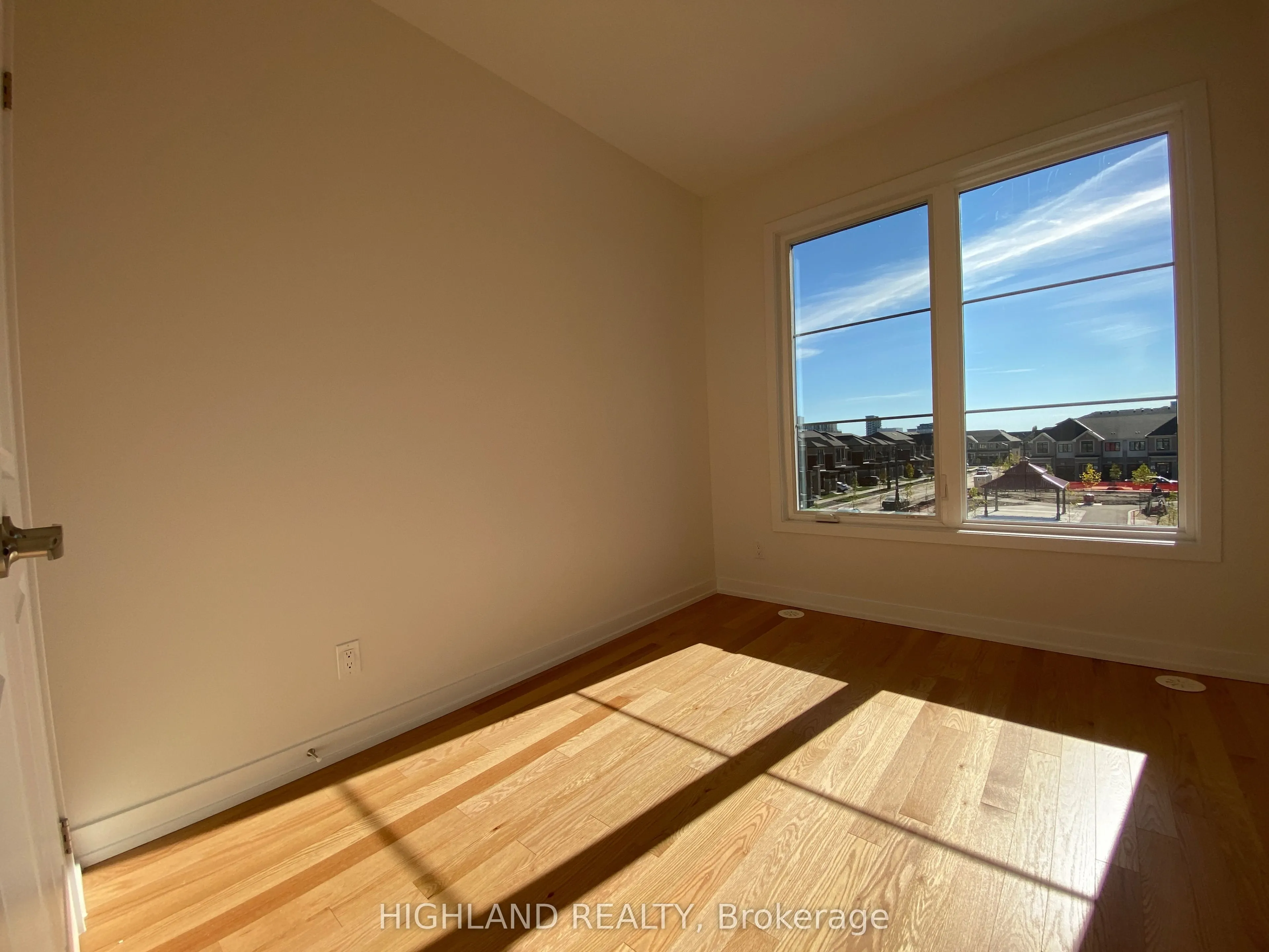 1164 Dartmouth Crescent
