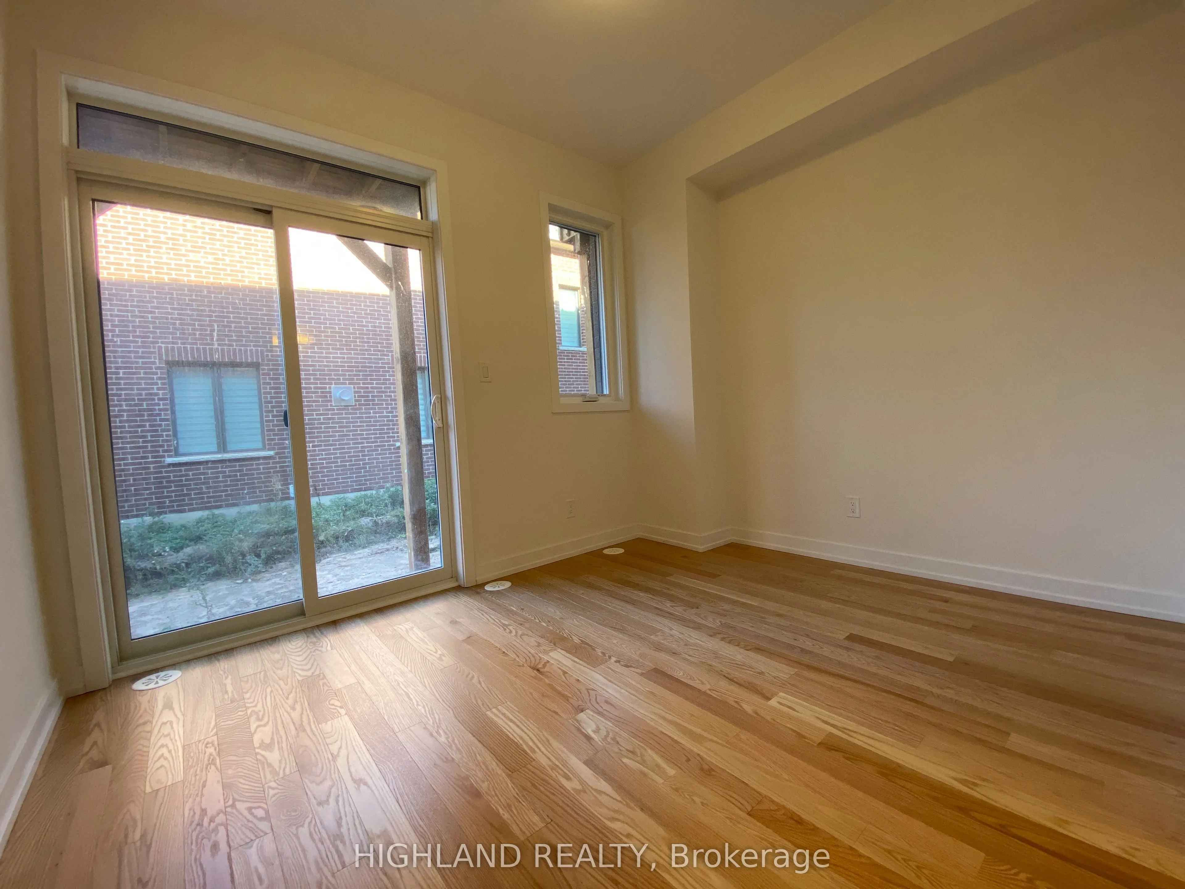 1164 Dartmouth Crescent