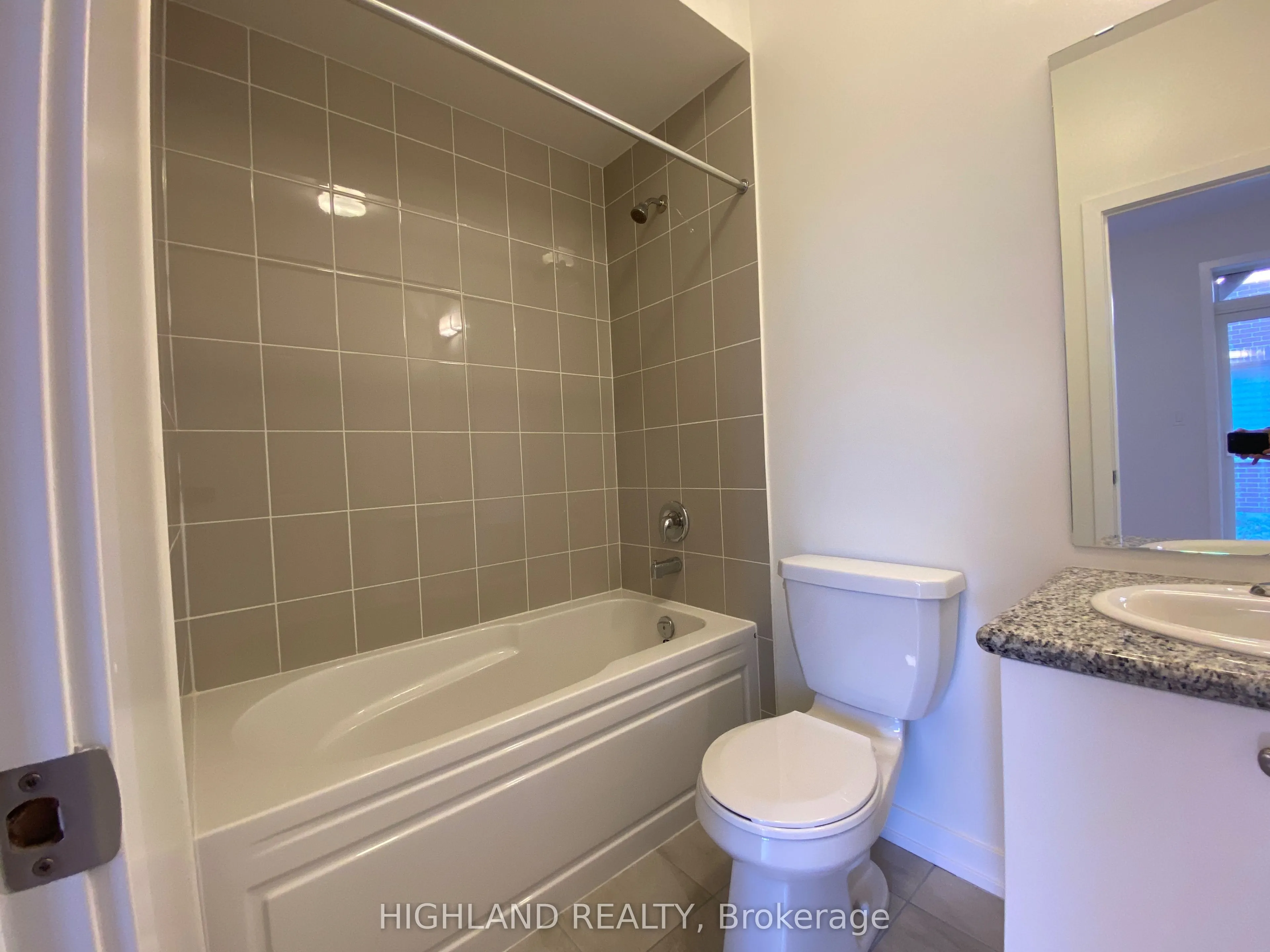 1164 Dartmouth Crescent