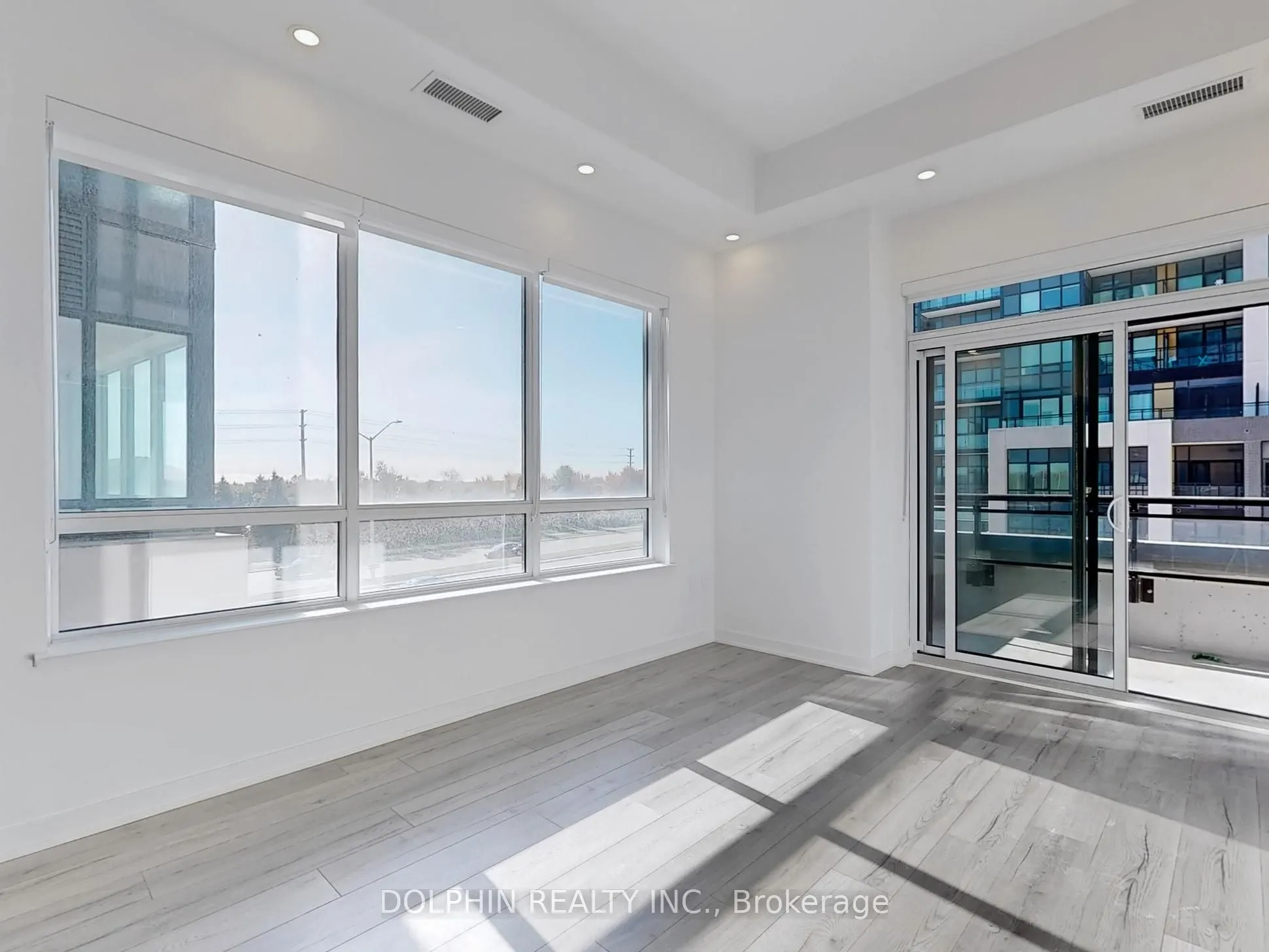 395 Dundas Street W, #218