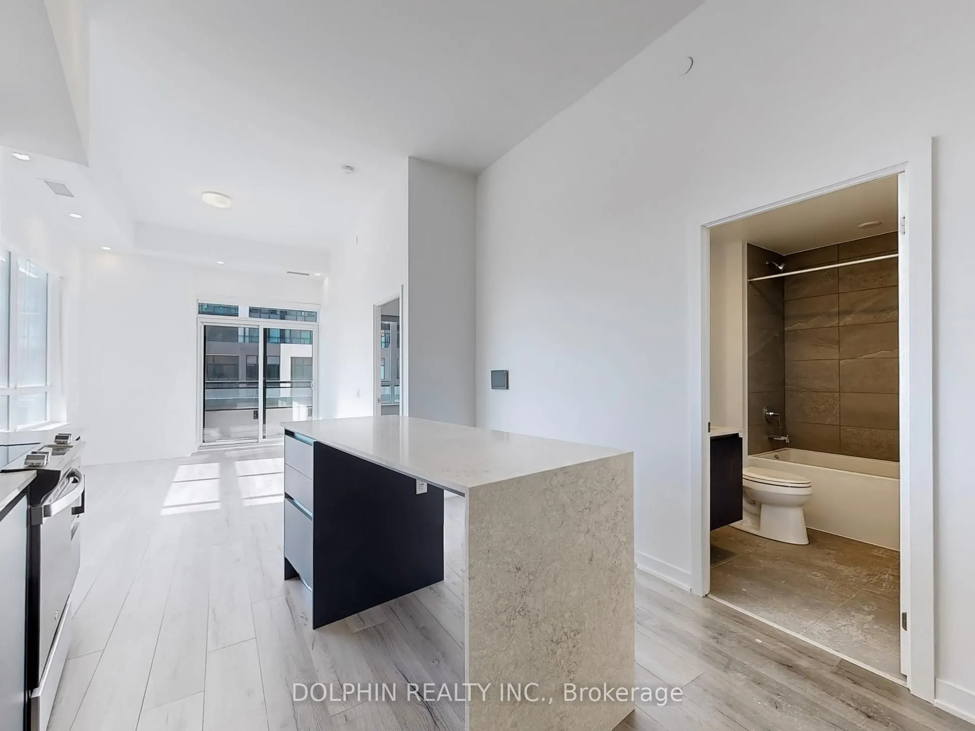 395 Dundas Street W, #218