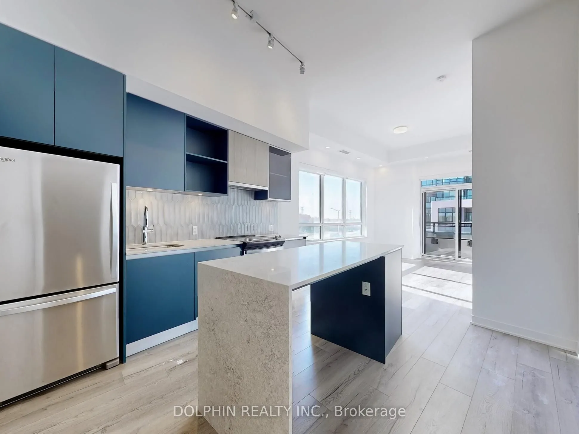 395 Dundas Street W, #218