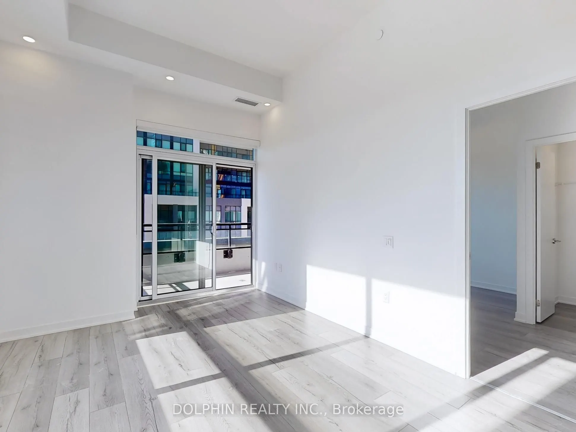 395 Dundas Street W, #218