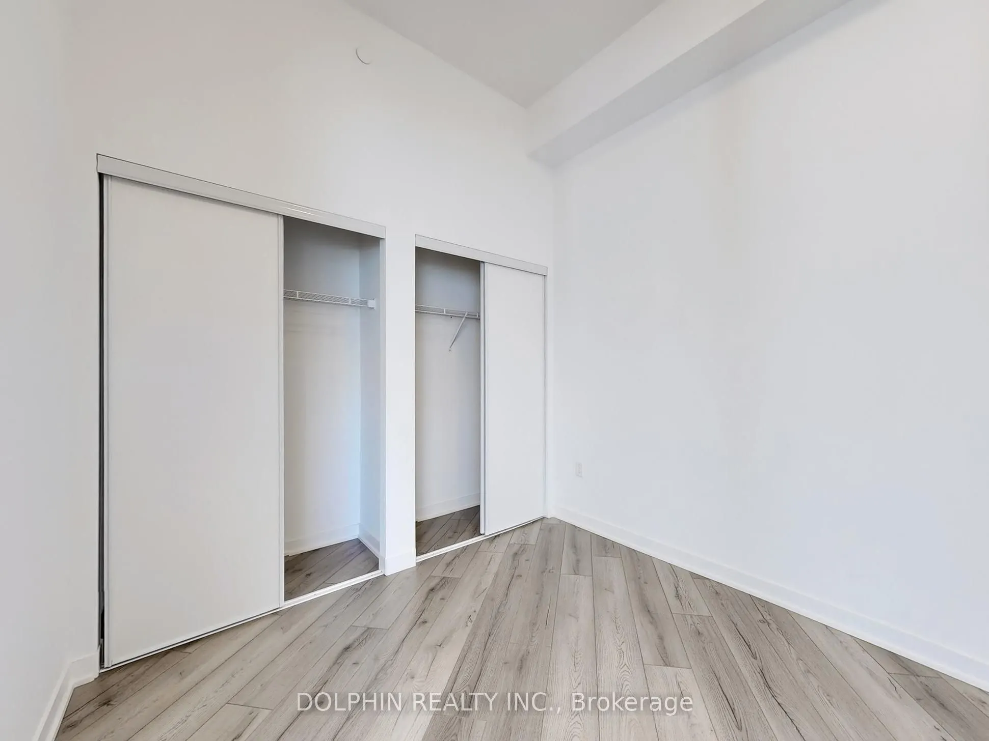 395 Dundas Street W, #218