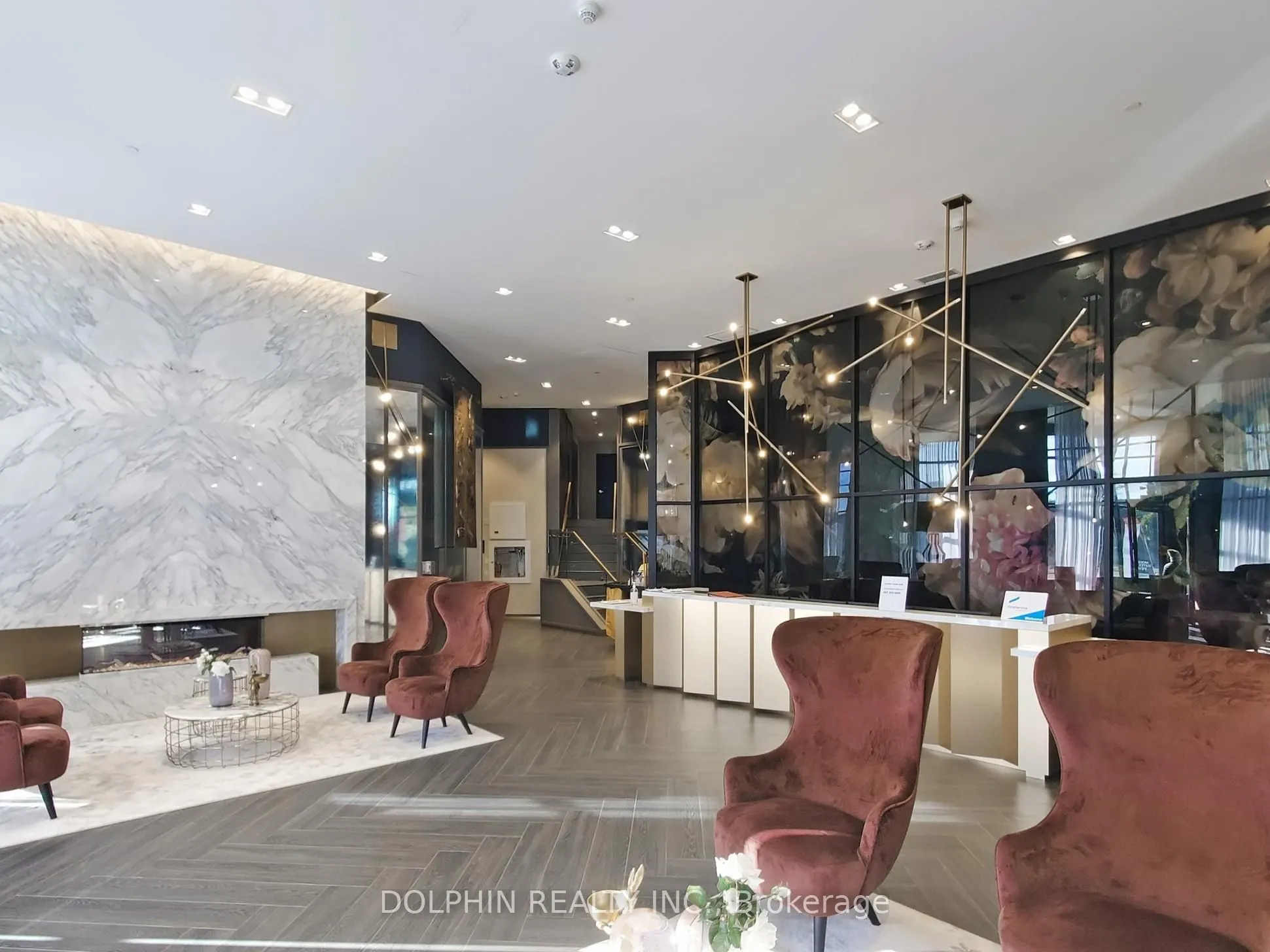 395 Dundas Street W, #218