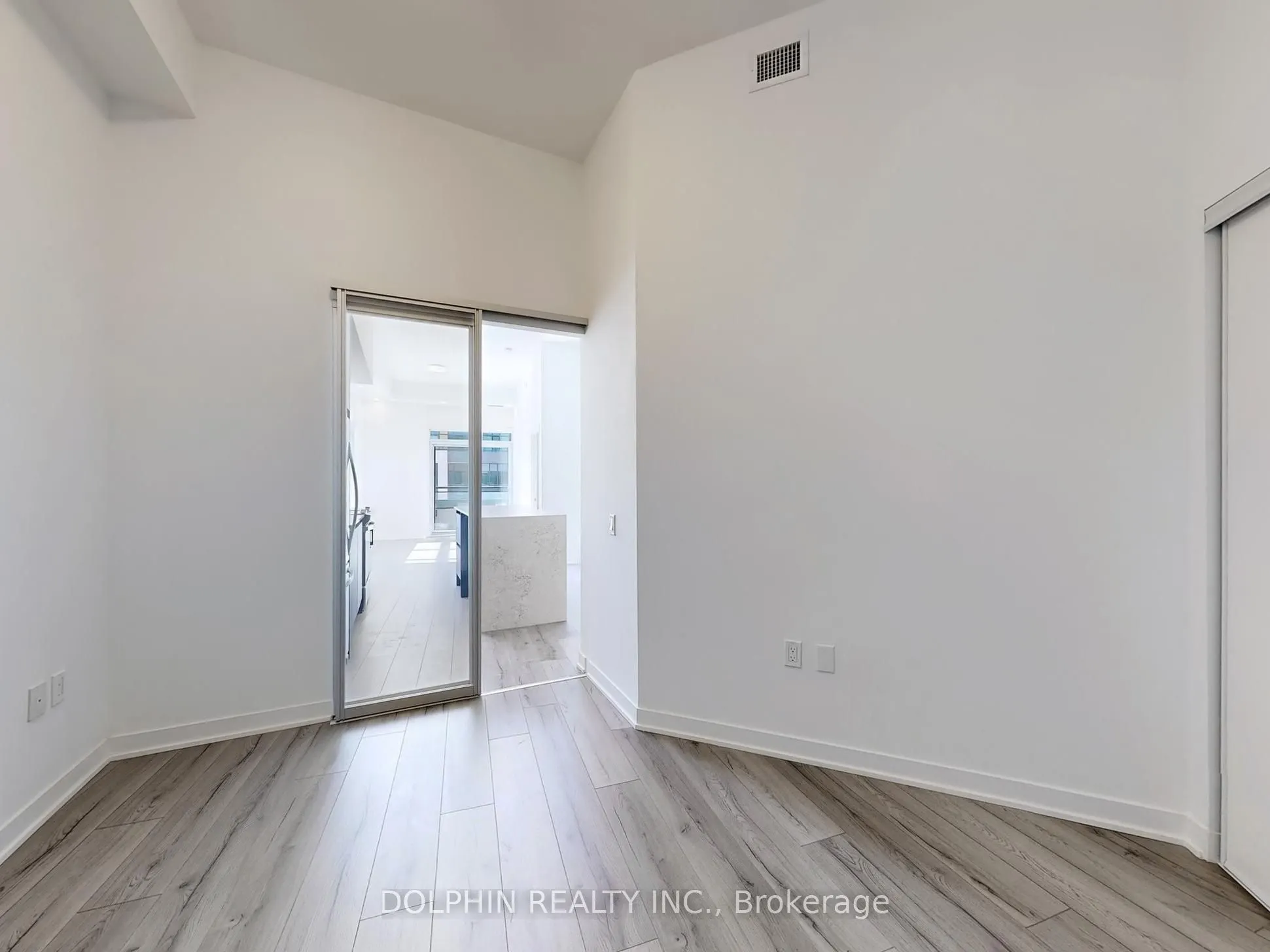 395 Dundas Street W, #218