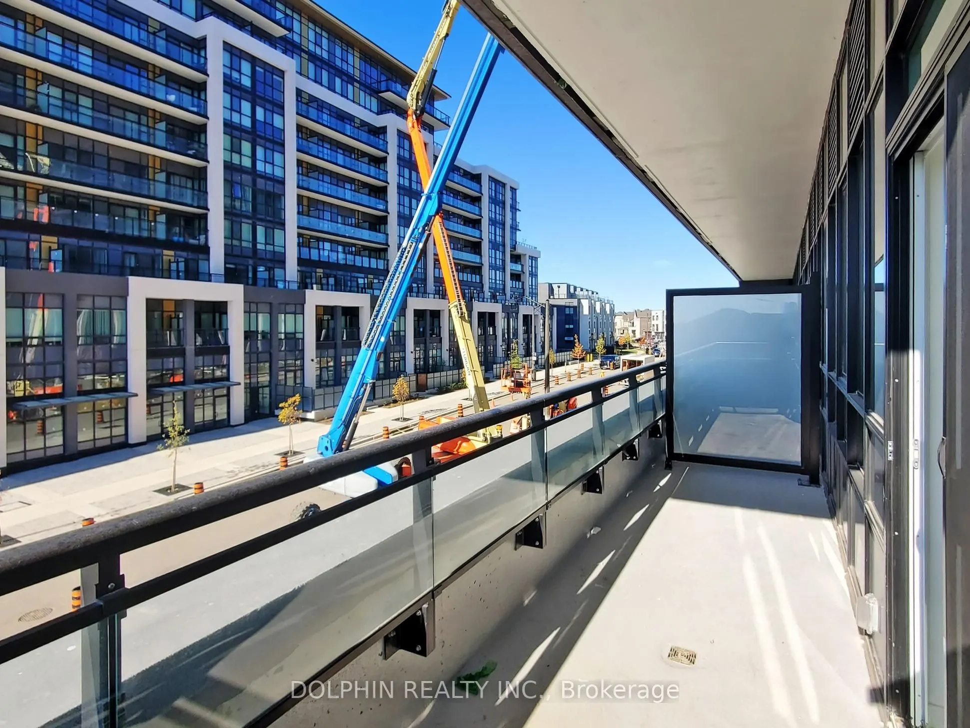 395 Dundas Street W, #218