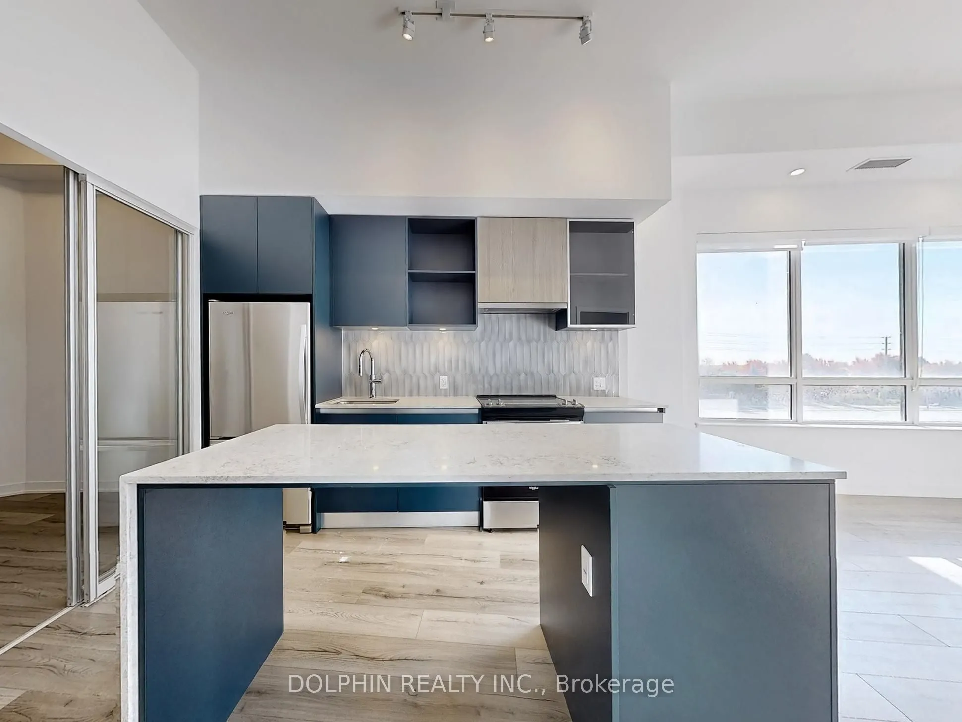 395 Dundas Street W, #218