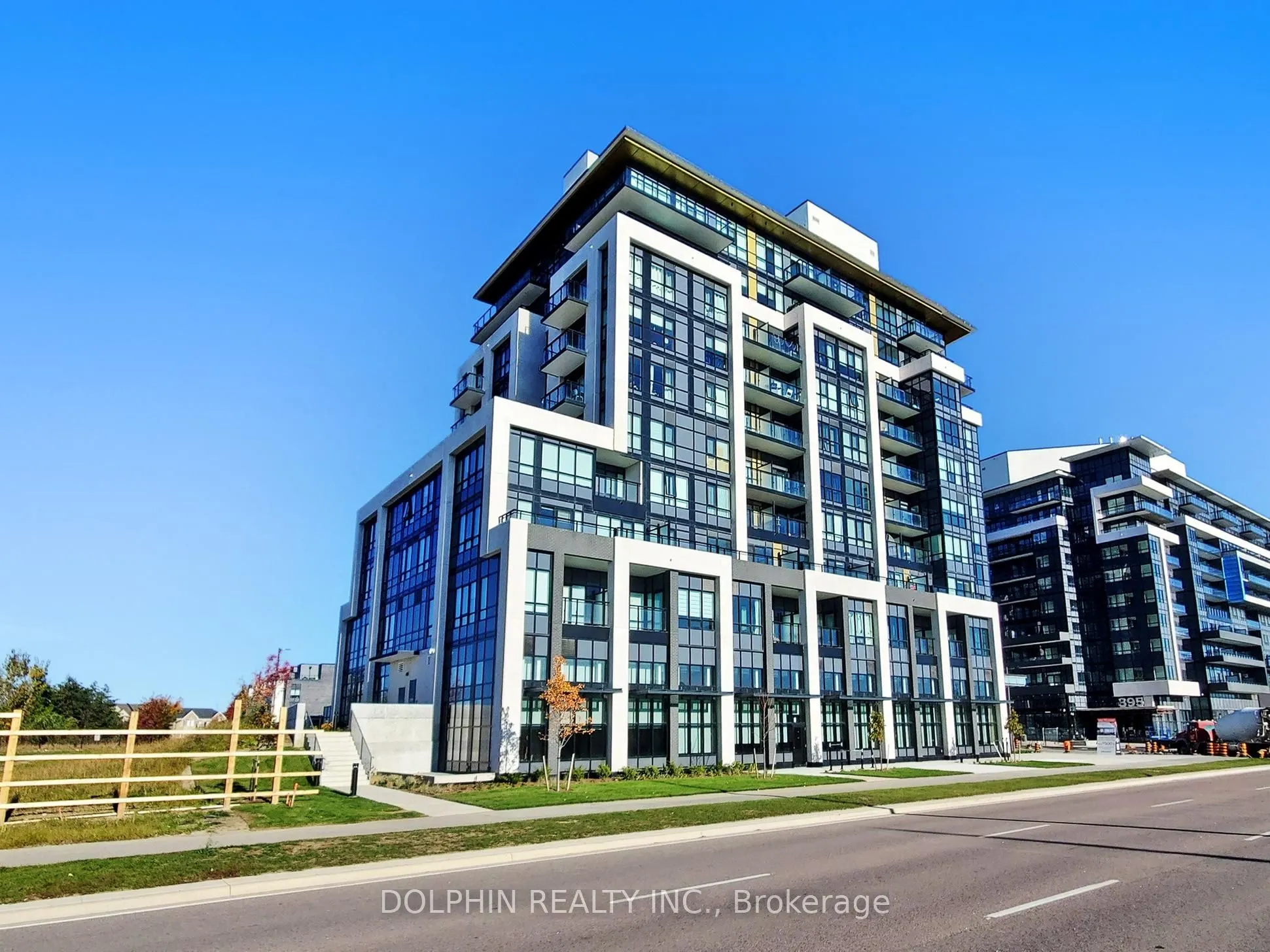 395 Dundas Street W, #218