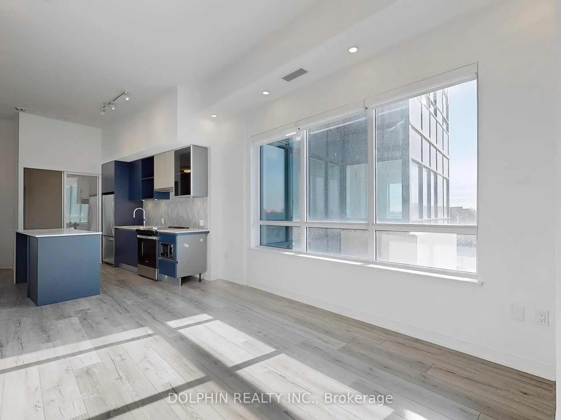 395 Dundas Street W, #218