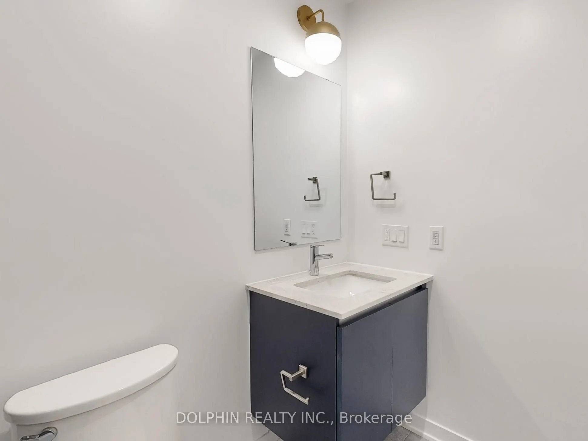 395 Dundas Street W, #218