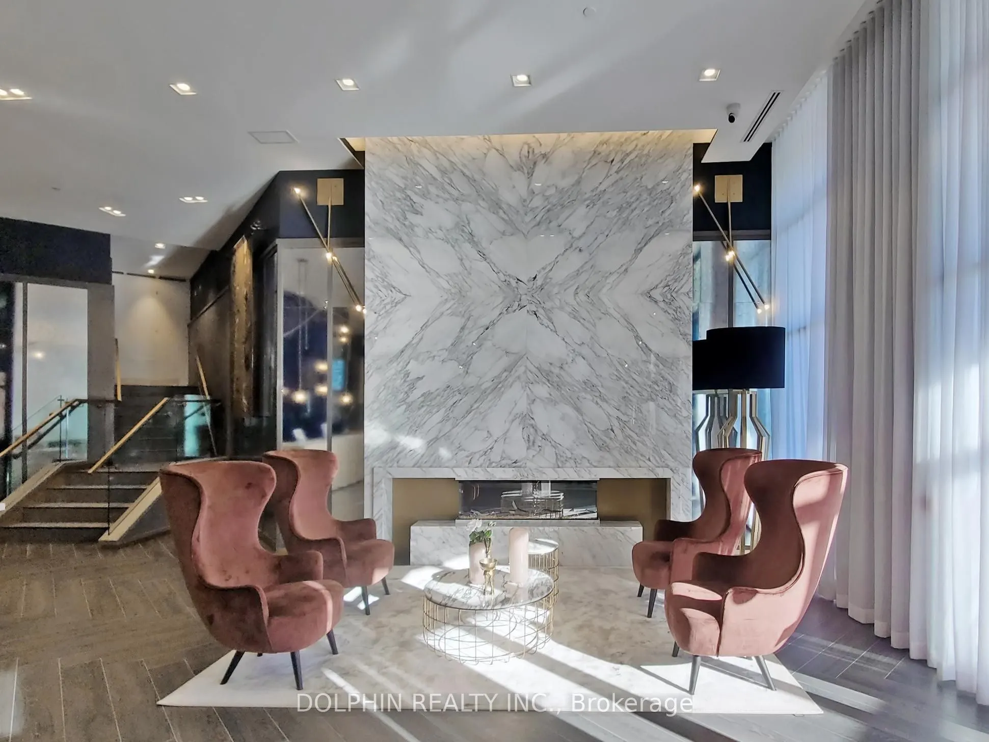 395 Dundas Street W, #218