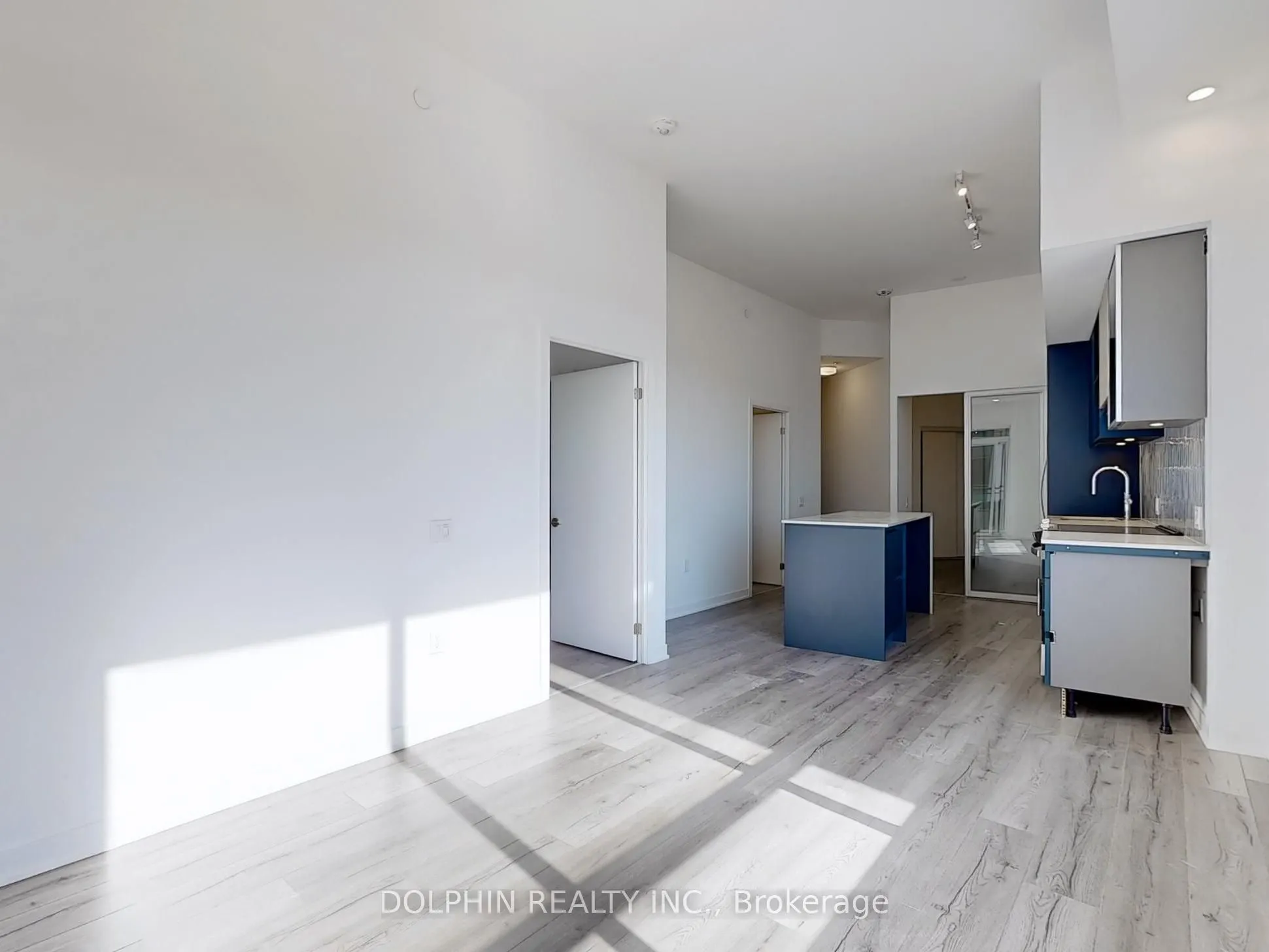 395 Dundas Street W, #218