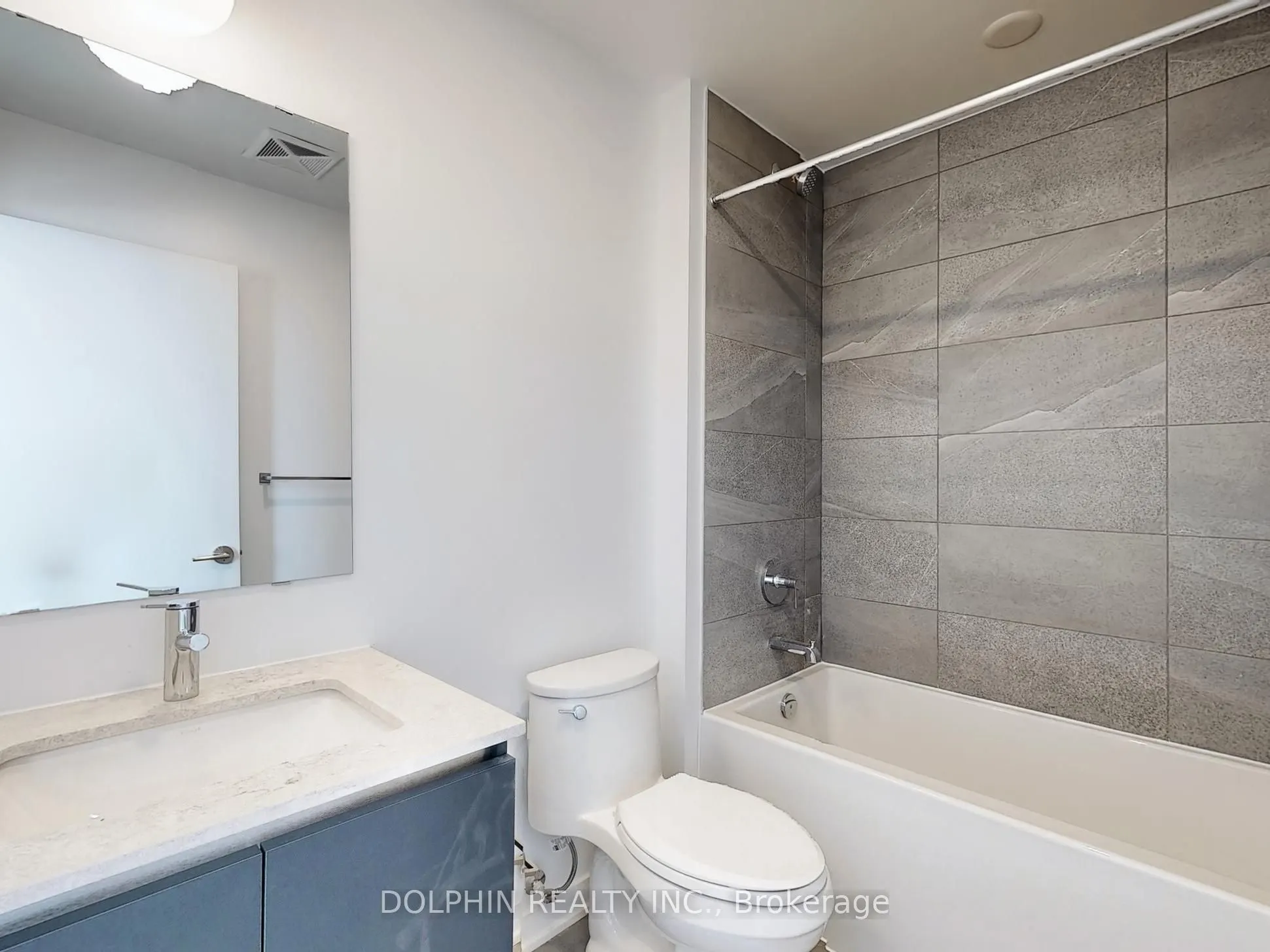 395 Dundas Street W, #218