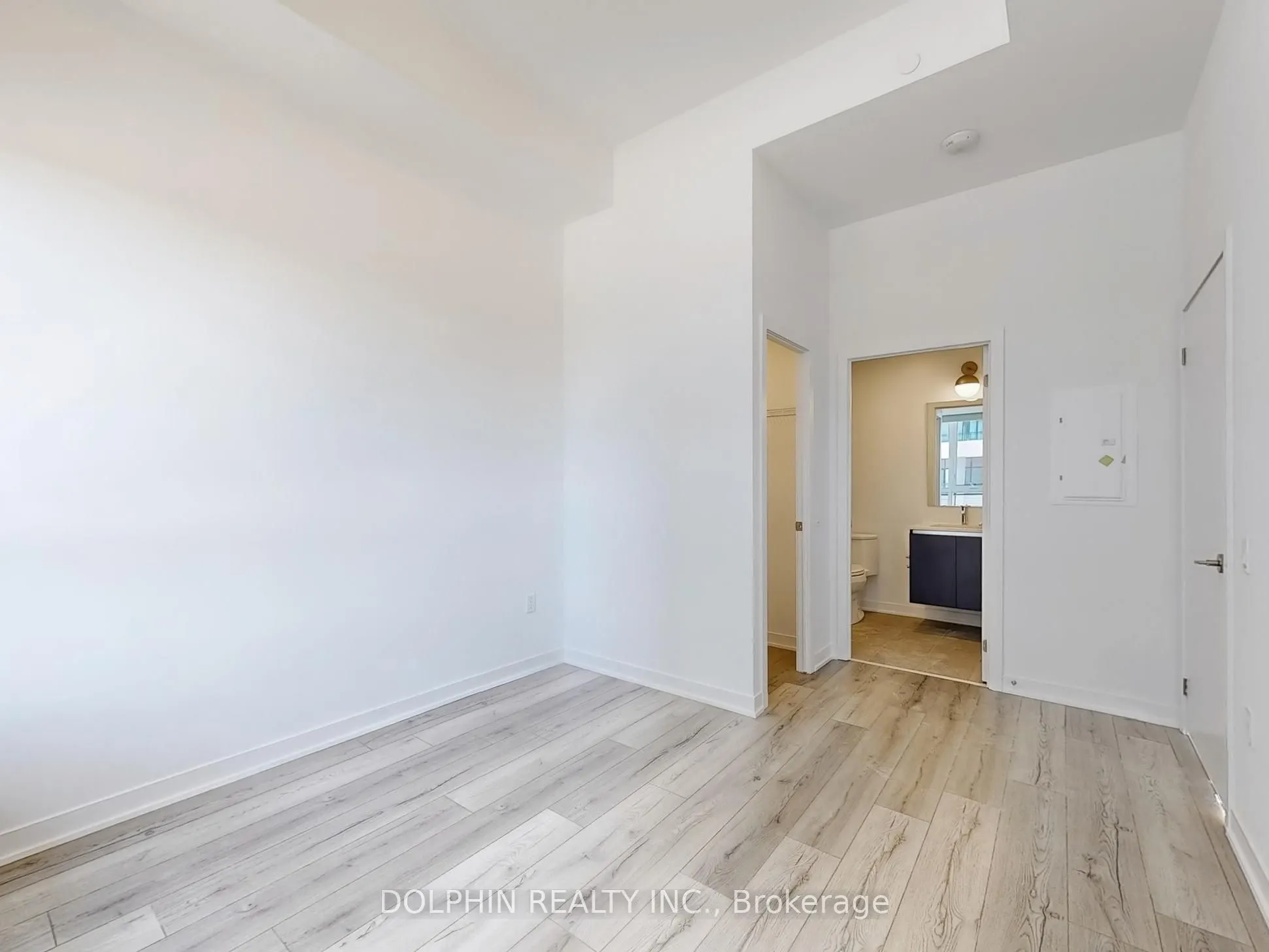 395 Dundas Street W, #218
