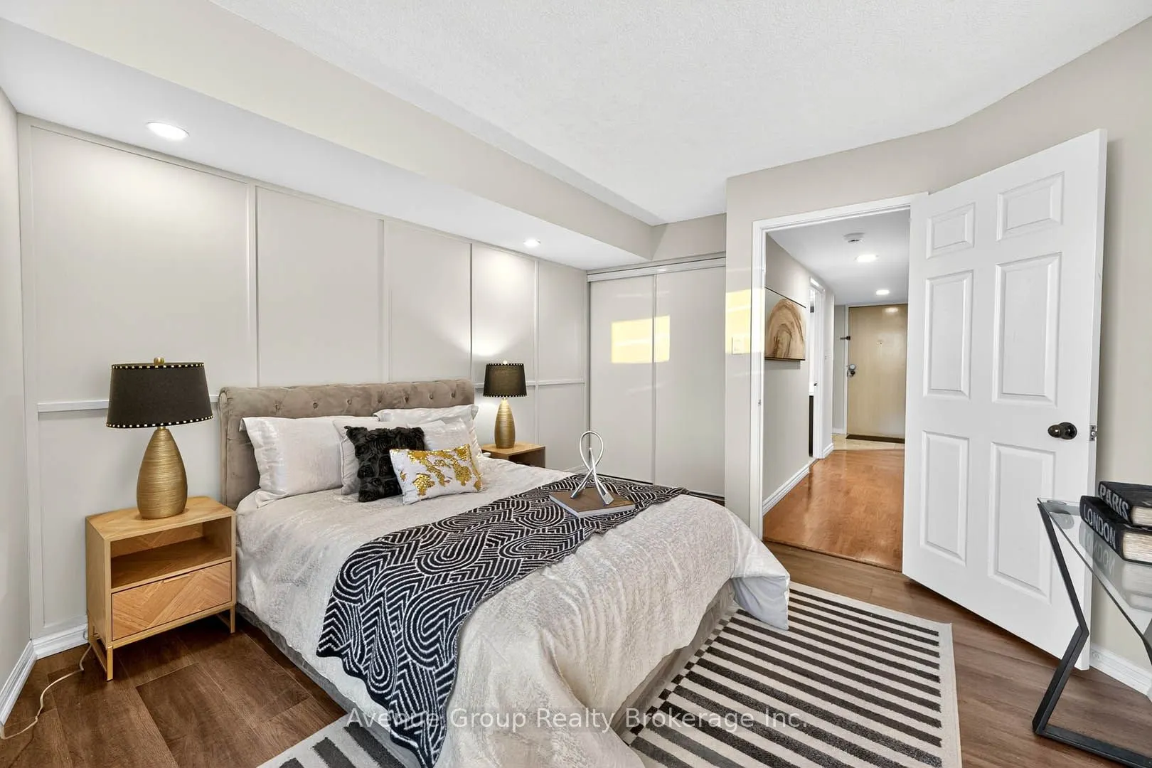 50 Eglinton Avenue W, #1807